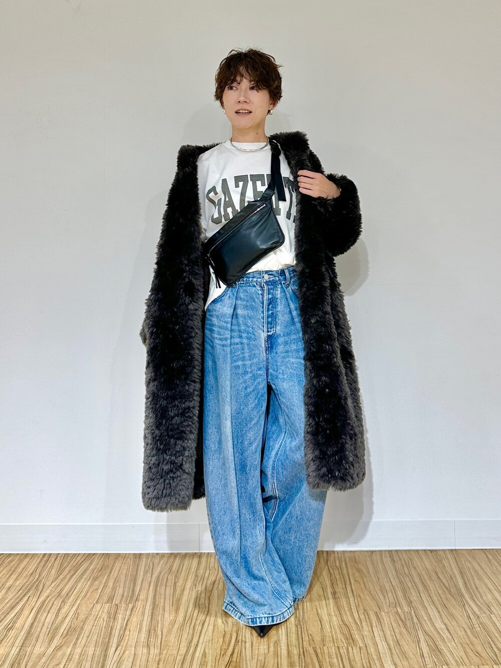 ブラック系のパンプス、ブルー系のデニムパンツ、グレー系のその他アウターを着用したレディースの秋コーディネートの1枚目の写真
