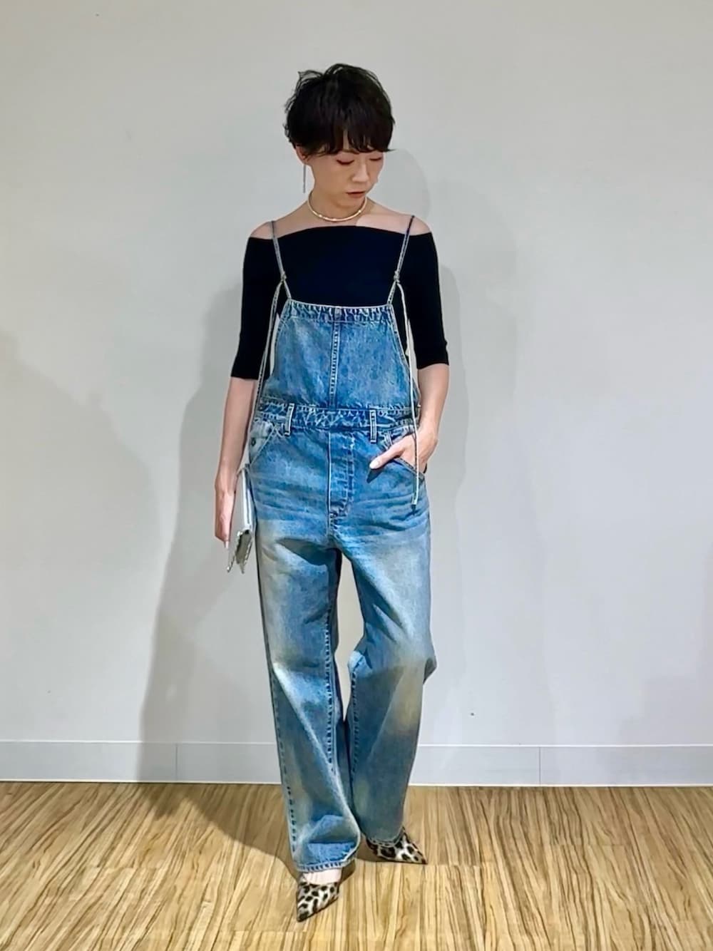 「春コーデ、春めき満開コーデ、着回しコーデ、カジュアルガーリー、デニム、デニムコーデ、オールインワン、サロペット、オーバーオール、オフショル、大人カジュアル、大人コーデ、大人女子、40代ファッション」｜「Whim Gazetteのデニムオールインワン2（つなぎ/オールインワン、ブルー系）」を使った、aya_muto610さん（骨格ウェーブ・レディース・165cm）の春コーディネートの1枚目の写真