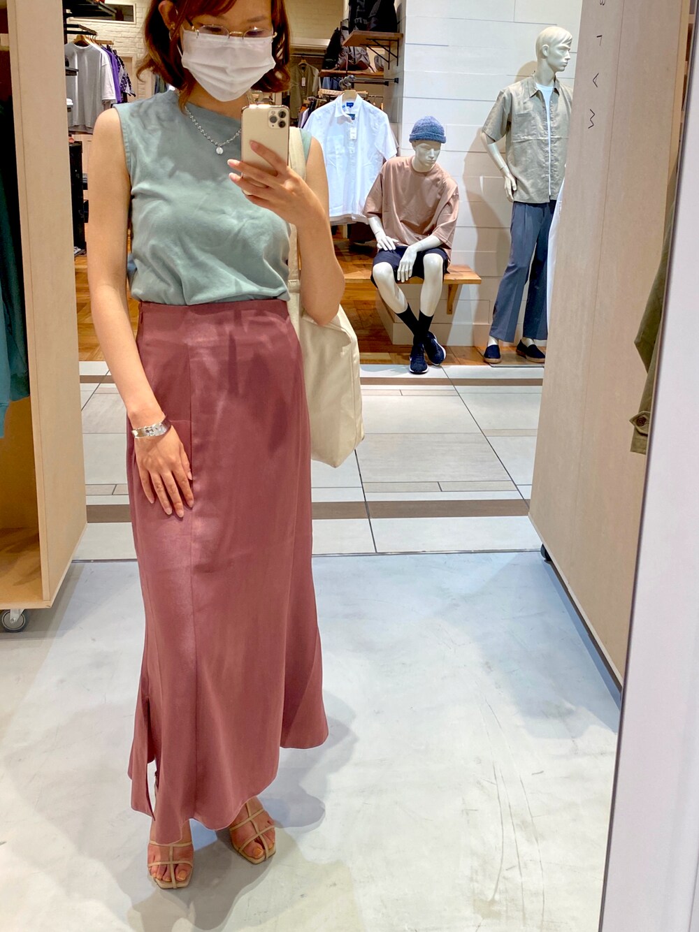 パープル系のスカート、ベージュ系のサンダル、ブルー系のタンクトップを着用したレディースの夏コーディネートの1枚目の写真