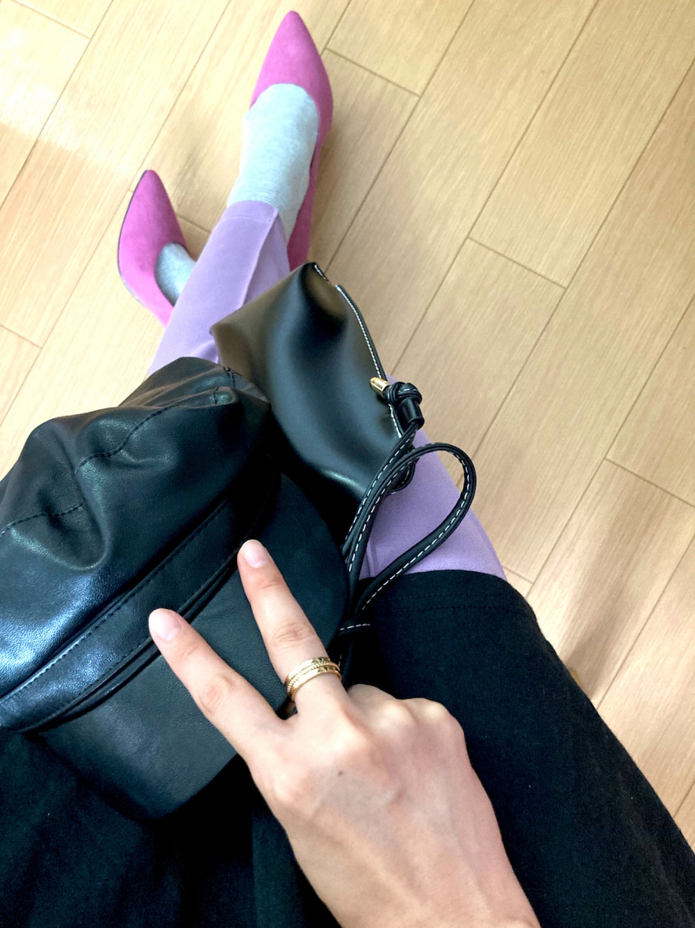 「グレー、アシンメトリー、パンツコーデ、秋、くすみピンク、エコレザー、ママの独り言、ラブアンドピース2021、あしもと親子」｜「GUのアイテム（パンプス、ピンク系）」を使った、atuさん（レディース・90cm）の秋コーディネートの1枚目の写真