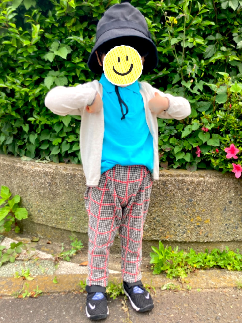 「FUDGEBOYのトラッドスタイル、むすこーで、男の子コーデ、カラーソックス、チェックパンツ、ポロシャツ、ポロシャツ×カーディガン、バケットハット、あしもと親子、後ろ姿、エアリフト、ねずっちです、ママの独り言」｜「#あしもと親子のアイテム（その他、その他）」を使った、atuさん（キッズ・90cm）の春コーディネートの1枚目の写真