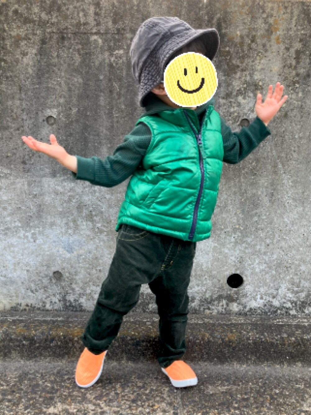 「キッズコーデ、グリーン×オレンジ、カラーベスト、むすこーで、パーカー、お気に入りの靴、あしもと親子、後ろ姿、ママの独り言、メッシュシューズ、ボーダーちら見せ」｜「H&Mのアイテム（スリッポン、オレンジ系）」を使った、atuさん（キッズ・90cm）の春コーディネートの1枚目の写真