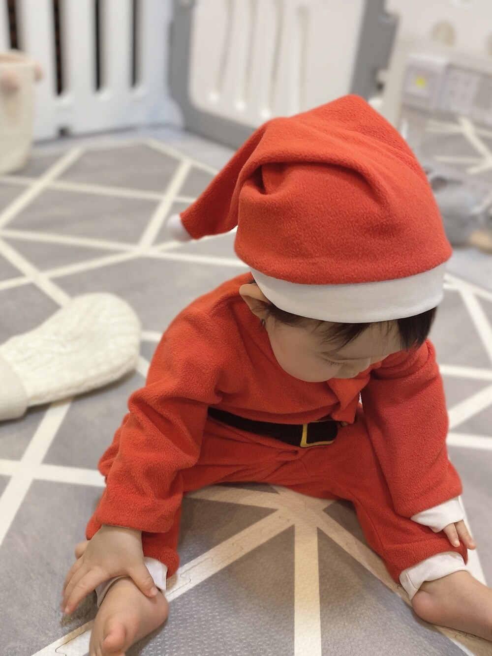 「H&Mのアイテム（ロンパース、レッド系）」を使った、あんずさん（キッズ・80cm）の秋コーディネートの1枚目の写真