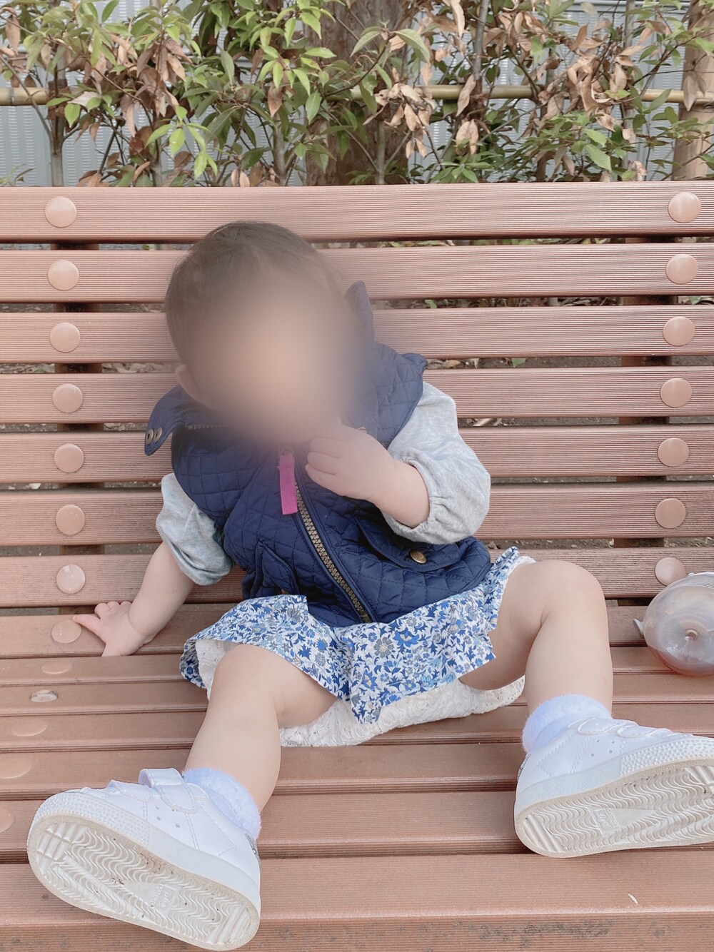 「nextのアイテム（ダウンベスト、ブルー系）」を使った、あんずさん（キッズ・80cm）の秋コーディネートの1枚目の写真