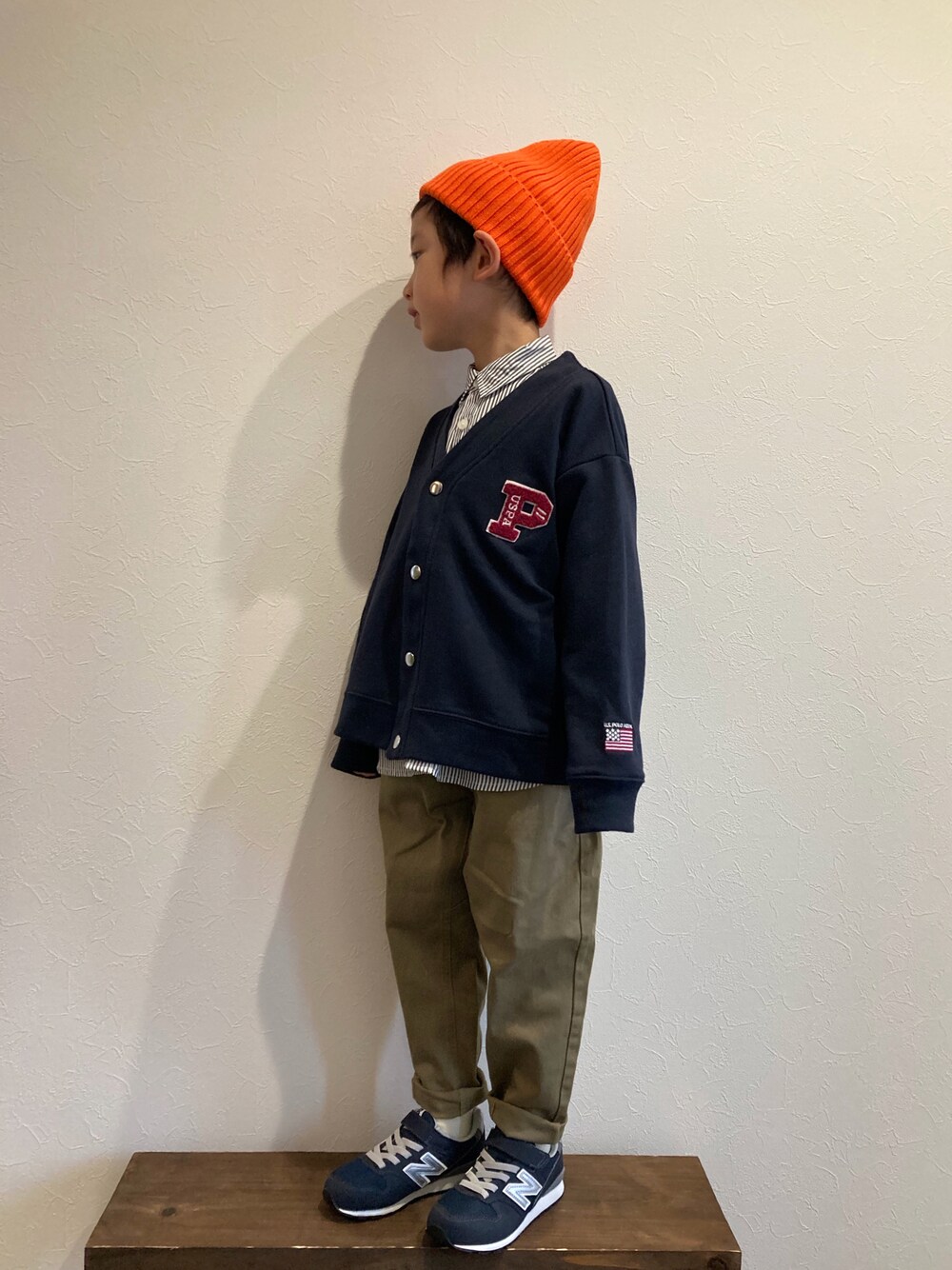 「おとこのこ、シンプルコーデ、カジュアルコーデ、秋コーデ、カーディガン、ストライプシャツ、ニット帽、スニーカー、New Balance、アメカジコーデ、秋服準備はじめました」｜「CIAOPANIC TYPYの【KIDS】【U.S. POLO ASSN】サガラ刺繍スウェットカーディガン（カーディガン/ボレロ、ブルー系）」を使った、tiinさん（キッズ・110cm）の秋コーディネートの1枚目の写真