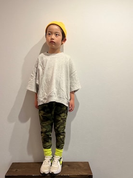 「カラーソックス」｜「アイテム（スウェットパンツ）」を使った、tiinさん（キッズ・110cm）の春コーディネート