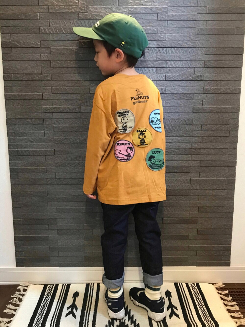 「キャップ、ストリート、ロンT、PEANUTS、休日スタイル、ラインソックス、スキニーデニム、シンプルコーデ、カジュアルコーデ、バックプリント、おとこのこ、ゆるコーデ、秋コーデ、ナイキリフト、だから秋服が好き」｜「PEANUTSのPEANUTS ガーデンワッペンリンクTシャツ(スヌーピー)（Tシャツ/カットソー、イエロー系）」を使った、tiinさん（キッズ・100cm）の秋コーディネートの1枚目の写真