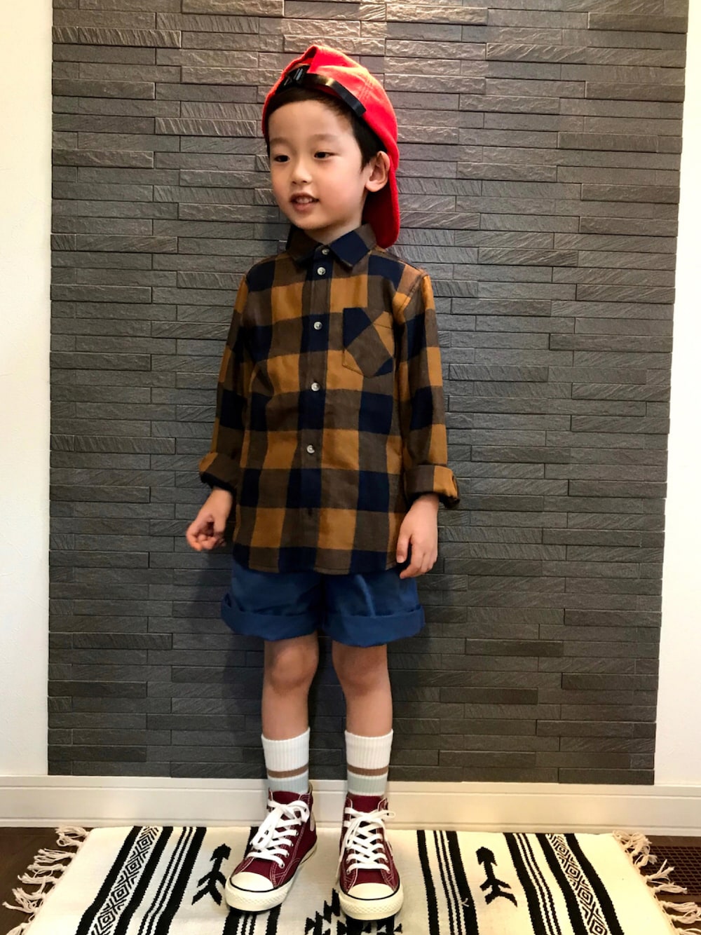 「スニーカー、コンバース、カジュアル、シンプル、チェックシャツ、キャップ、ストリート、休日スタイル、ハーフパンツ、ラインソックス、おとこのこ、スニーカー×靴下、チェッカーず2021」｜「H&Mのアイテム（シャツ/ブラウス、ブラウン系）」を使った、tiinさん（キッズ・100cm）の秋コーディネートの1枚目の写真