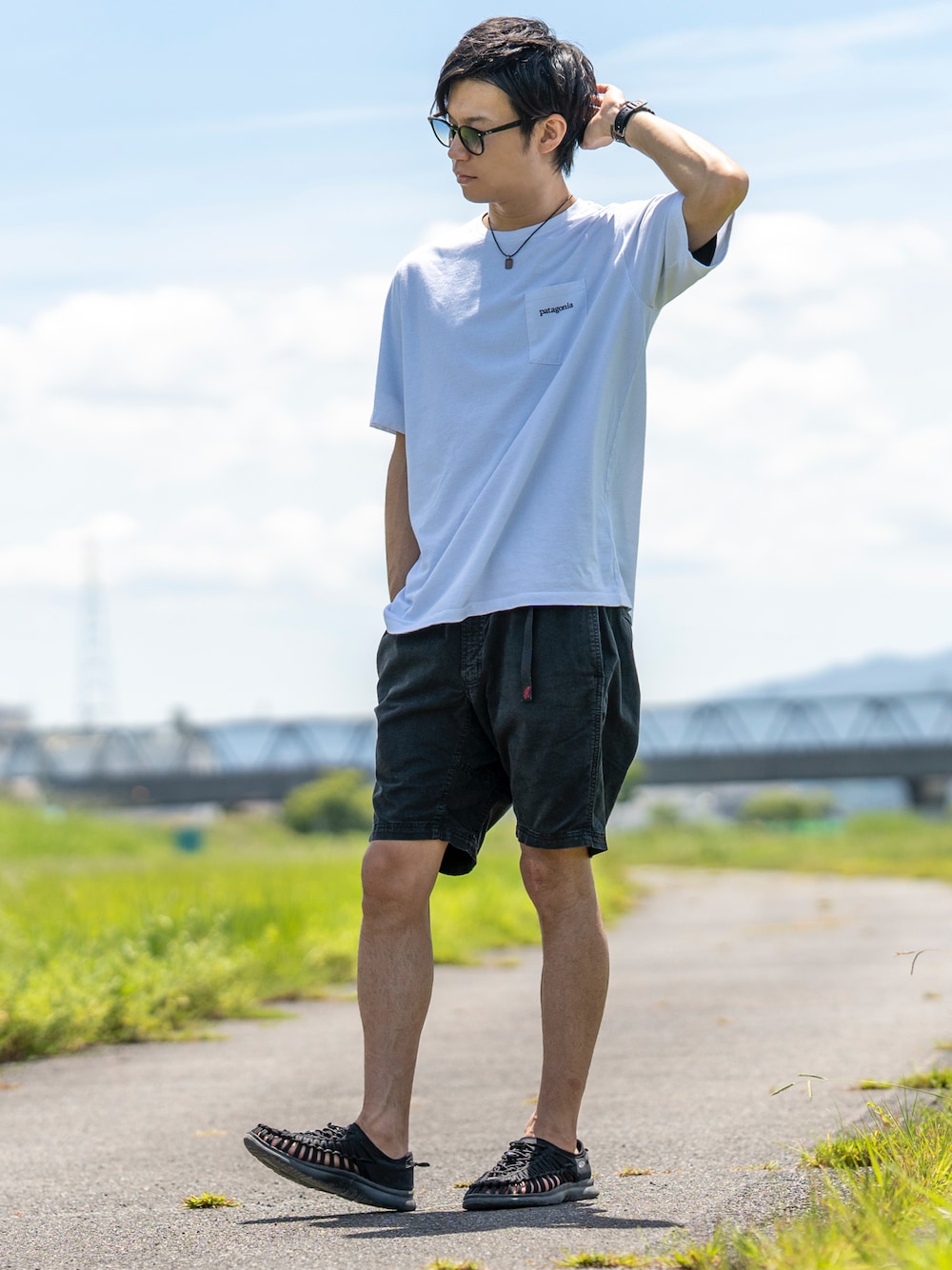 ホワイト系のTシャツ/カットソー、ブラック系のその他パンツ、ブラック系のサンダルを着用したメンズの夏コーディネートの1枚目の写真