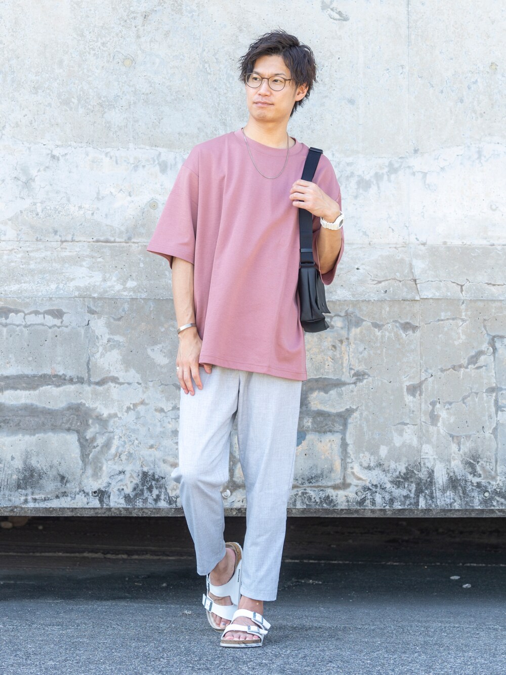 「夏だ！Tシャツ着よう！、シンプルスタイル、メンズファッション、大人カジュアル、ビッグシルエット、夏コーデ、ユニクロ、きれいめコーディネート、プチプラコーデ、ラフコーデ、めがね、メガネ男子、サンダル、ショルダーバッグ、淡色コーデ」｜「JINSのアイテム（メガネ、ブラウン系）」を使った、Ryu--taさん（メンズ・183cm）の夏コーディネートの1枚目の写真