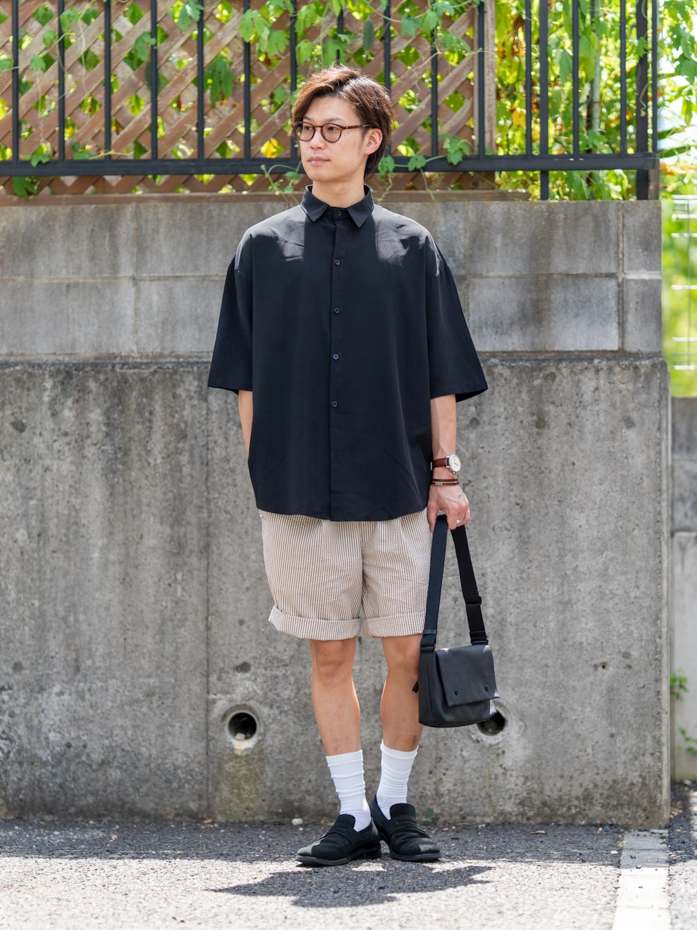「シャツスタイル、大人コーデ、夏コーデ、ショートパンツ、ショルダーバッグ、シンプル、ハーフパンツ、トラッド、ローファー、白ソックス、メガネ男子、めがね、シャツ、カジュアルコーデ、ストライプ」｜「WESTBOYの【WB ORIGINALS】 Loose-fitting Drop Shoulder Draped Wide Shirt（シャツ/ブラウス、ブラック系）」を使った、Ryu--taさん（メンズ・183cm）の夏コーディネートの1枚目の写真