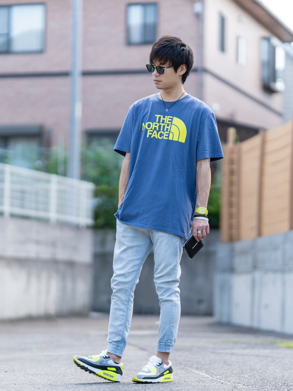 ブルー系のTシャツ/カットソー、ブルー系のその他パンツ、イエロー系のスニーカーを着用したメンズの夏コーディネートの1枚目の写真