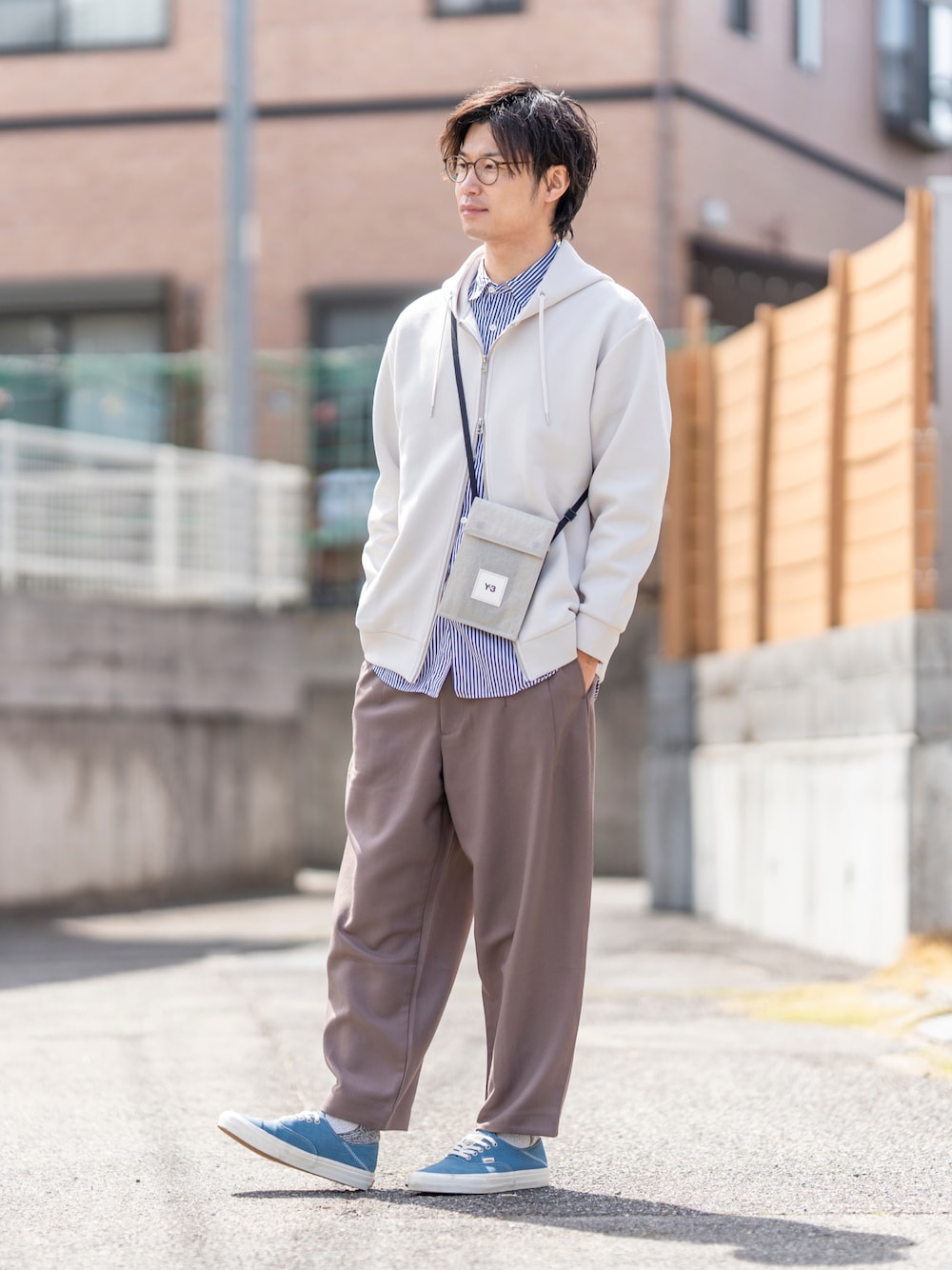 グレー系のパーカー、ブルー系のシャツ/ブラウス、ブラウン系のパンツを着用したメンズの春コーディネートの1枚目の写真