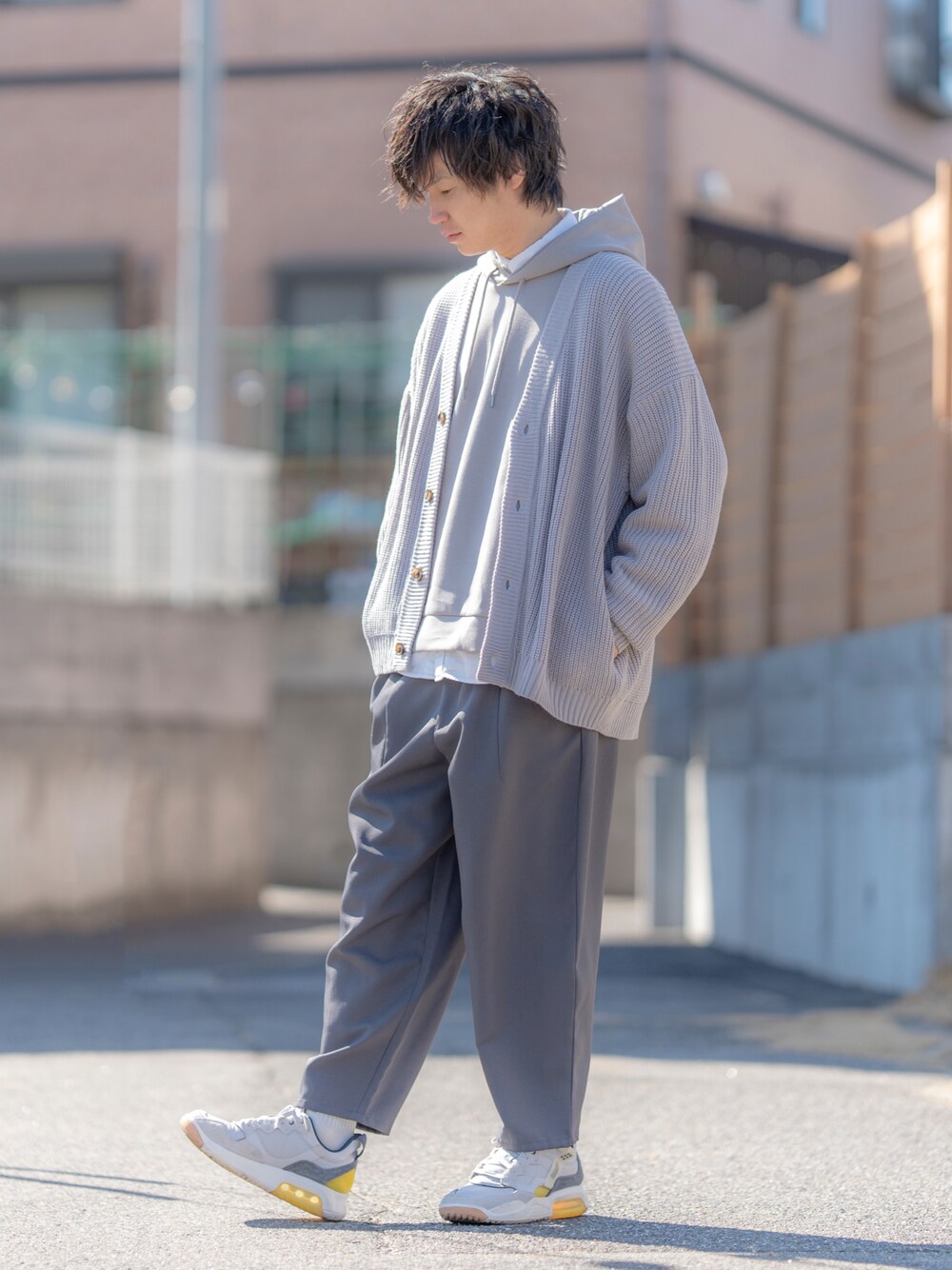 「レイヤードスタイル、春服デビュー宣言、カジュアルコーデ、大人コーデ、ワイドパンツ、着回しコーデ、スニーカー、プチプラコーデ、オールグレー、春コーデ、ビッグシルエット、シャツ、スニーカーコーデ、カーディガン、ルーズシルエット」｜「WEGOのWEGO/ルーズシルエットカーディガン（カーディガン/ボレロ、グレー系）」を使った、Ryu--taさん（メンズ・183cm）の春コーディネートの1枚目の写真