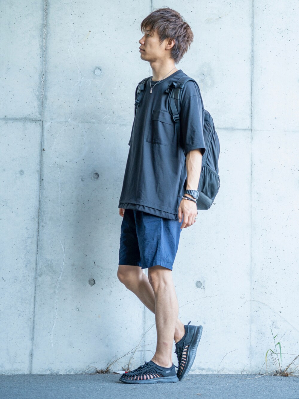 ブラック系のTシャツ/カットソー、ブラック系のバックパック/リュック、ブルー系のその他パンツを着用したメンズの夏コーディネートの1枚目の写真