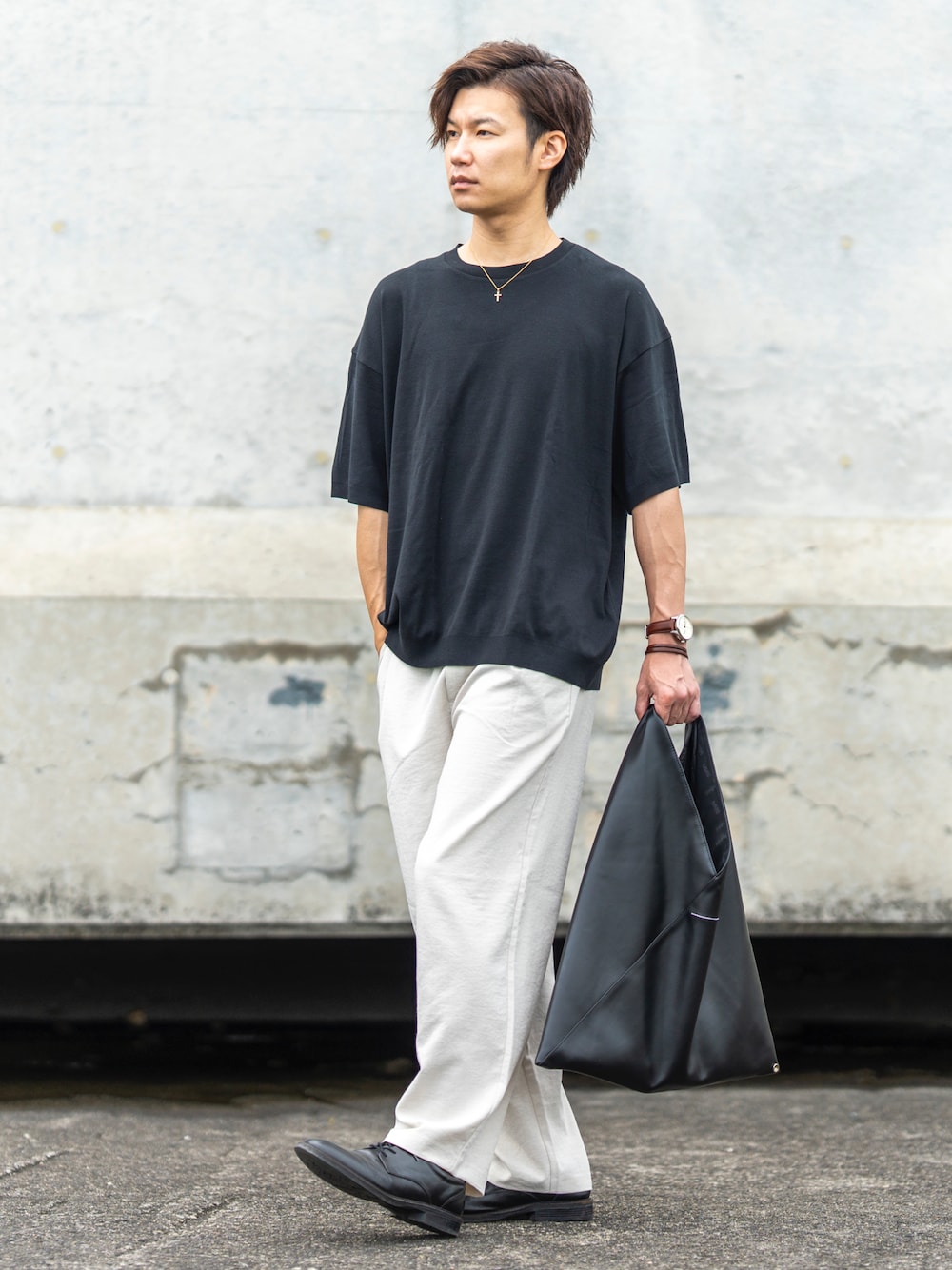 「トートバッグ、カジュアルコーデ、シンプル、オトナカジュアル、夏だ！Tシャツ着よう！、おでかけコーデ、ワイドパンツ、爽やかコーデ、スラックス、革靴、3色コーデ、ブラック、高身長コーデ、サマーニット、モノトーンコーデ」｜「JOURNAL STANDARDのセーターマシン カットクルーネックニット（Tシャツ/カットソー、ブラック系）」を使った、Ryu--taさん（メンズ・183cm）の夏コーディネートの1枚目の写真