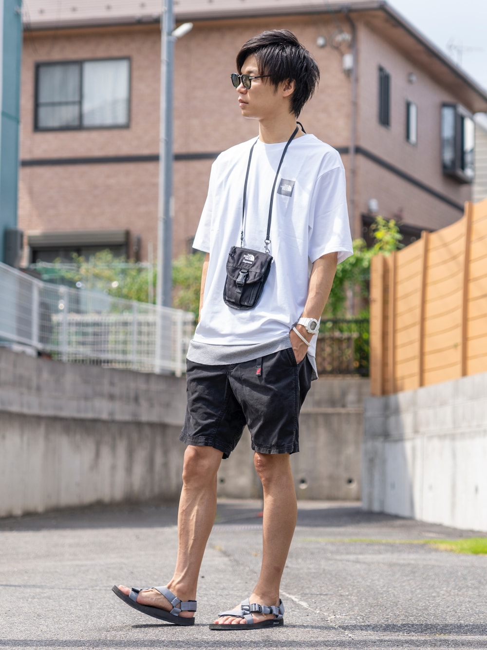 ホワイト系のTシャツ/カットソー、グレー系のタンクトップ、ブラック系のその他パンツを着用したメンズの夏コーディネートの1枚目の写真