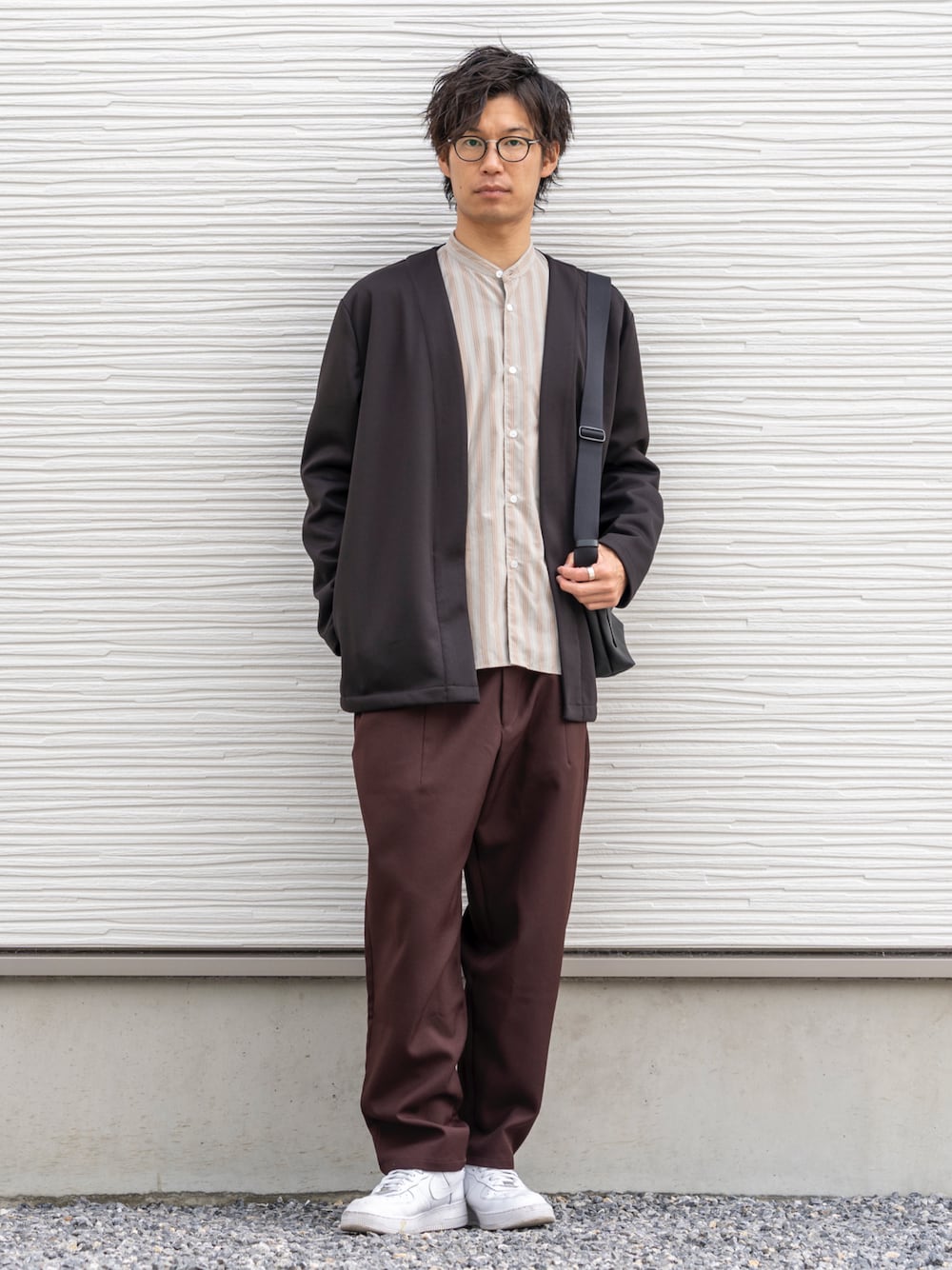 ブラック系のカーディガン/ボレロ、その他のシャツ/ブラウス、ブラック系のショルダーバッグを着用したメンズの秋コーディネートの1枚目の写真