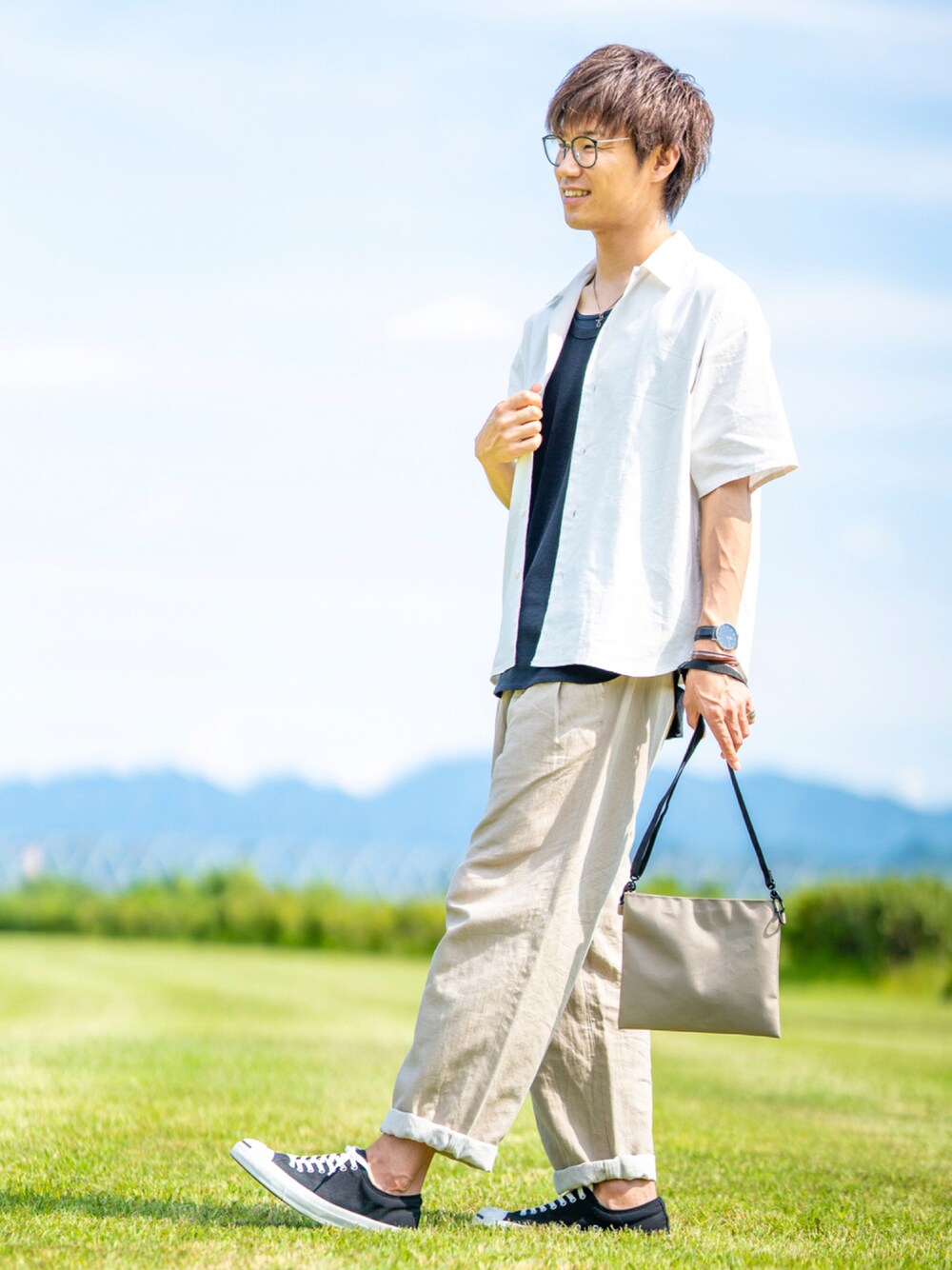 ホワイト系のシャツ/ブラウス、ブラック系のタンクトップ、ベージュ系のその他パンツを着用したメンズの夏コーディネートの1枚目の写真