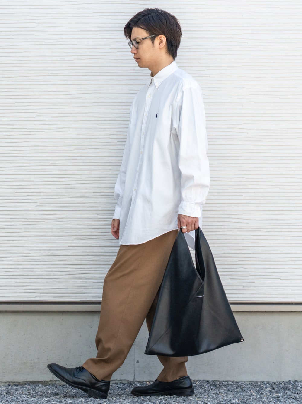 「ベージュ、秋服まるっと大公開、メンズファッション、シンプルスタイル、秋服、オトナカジュアル、初秋コーデ、オーバーサイズ、きれいめカジュアル、大人コーデ、カジュアルコーデ、シャツスタイル、メガネ男子、トートバッグ、白シャツ」｜「KANEKO OPTICALのUNITED ARROWS by KANEKO OPTICAL John/アイウェア（メガネ、ブラウン系）」を使った、Ryu--taさん（メンズ・183cm）の秋コーディネートの1枚目の写真