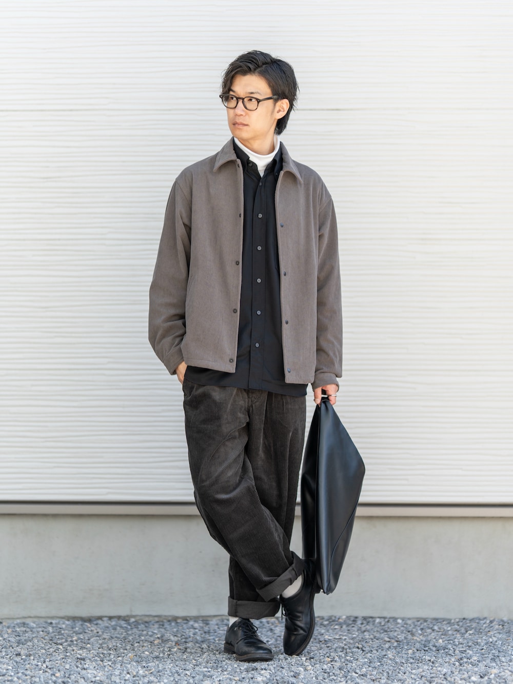 「大人コーデ、秋服、冬コーデ、レイヤードスタイル、冬服、プチプラコーデ、ブラック、アウター、ジャケット、モノトーン、モノトーンコーデ、コーチジャケット、コーデュロイ、キレイめ、シンプルコーデ」｜「green label relaxingのコーデュロイ コーチジャケット -ストレッチ-（ブルゾン、ブラウン系）」を使った、Ryu--taさん（メンズ・183cm）の秋コーディネートの1枚目の写真