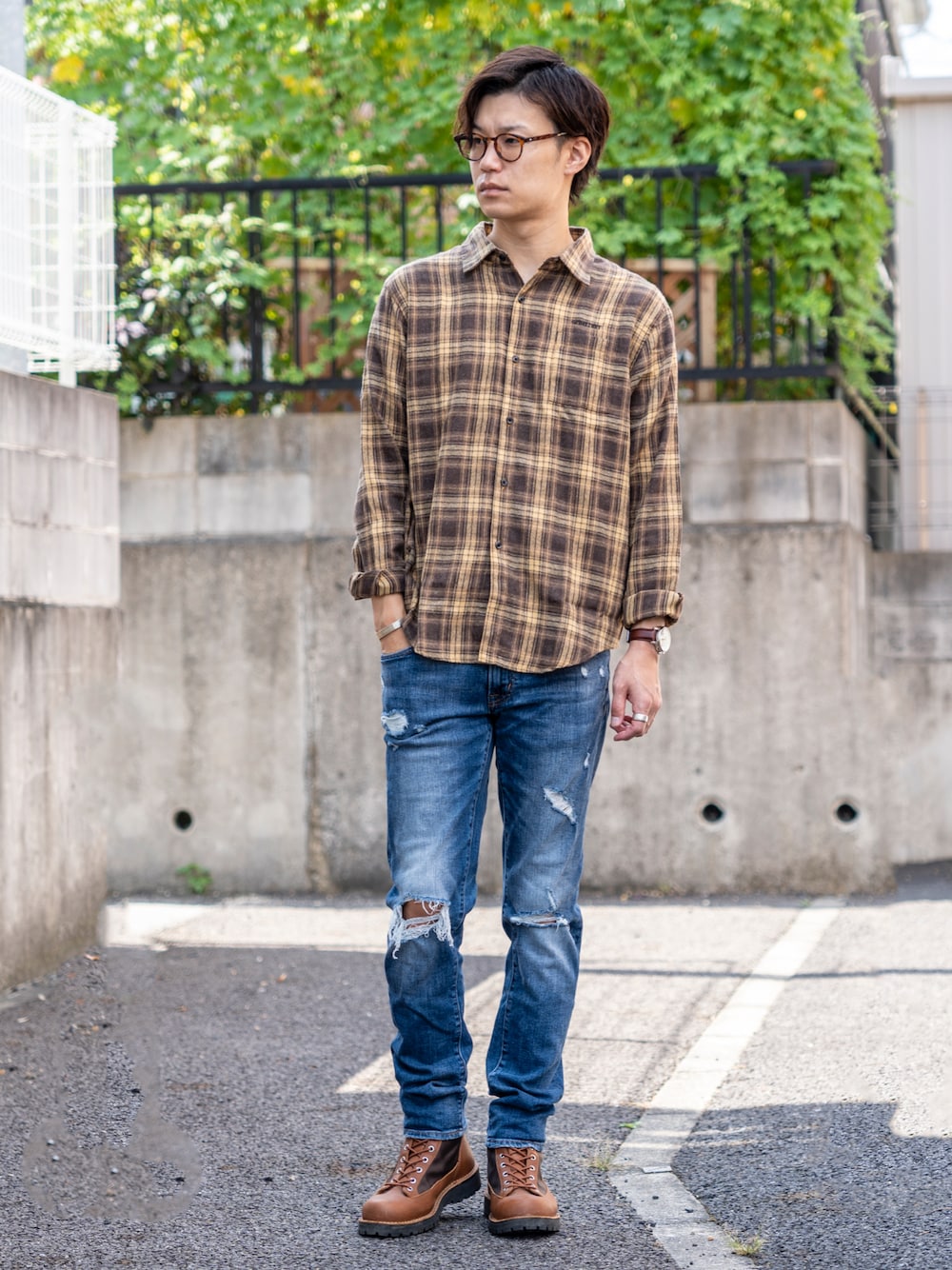 ブラウン系のシャツ/ブラウス、ブルー系のデニムパンツ、ブラウン系のブーツを着用したメンズの秋コーディネートの1枚目の写真