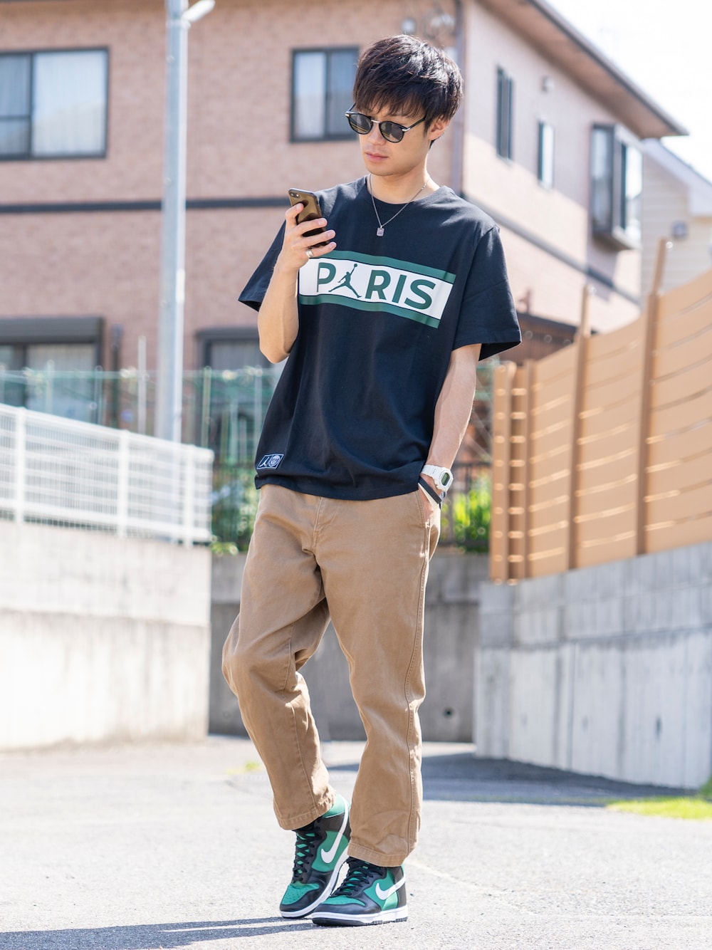 ブラック系のTシャツ/カットソー、ブラウン系のその他パンツ、グリーン系のスニーカーを着用したメンズの夏コーディネートの1枚目の写真