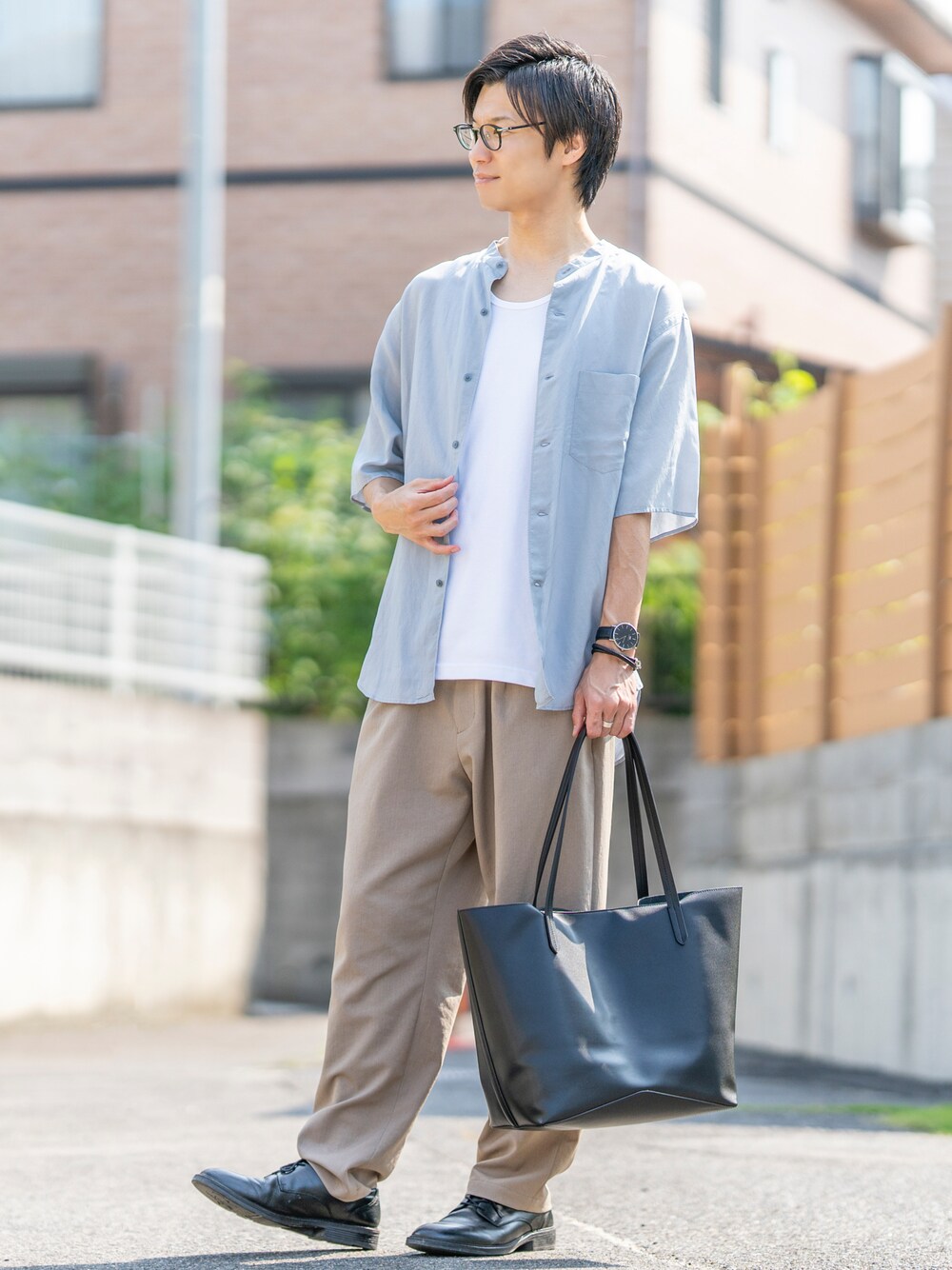 グレー系のシャツ/ブラウス、グレー系のタンクトップ、ベージュ系のスラックスを着用したメンズの夏コーディネートの1枚目の写真