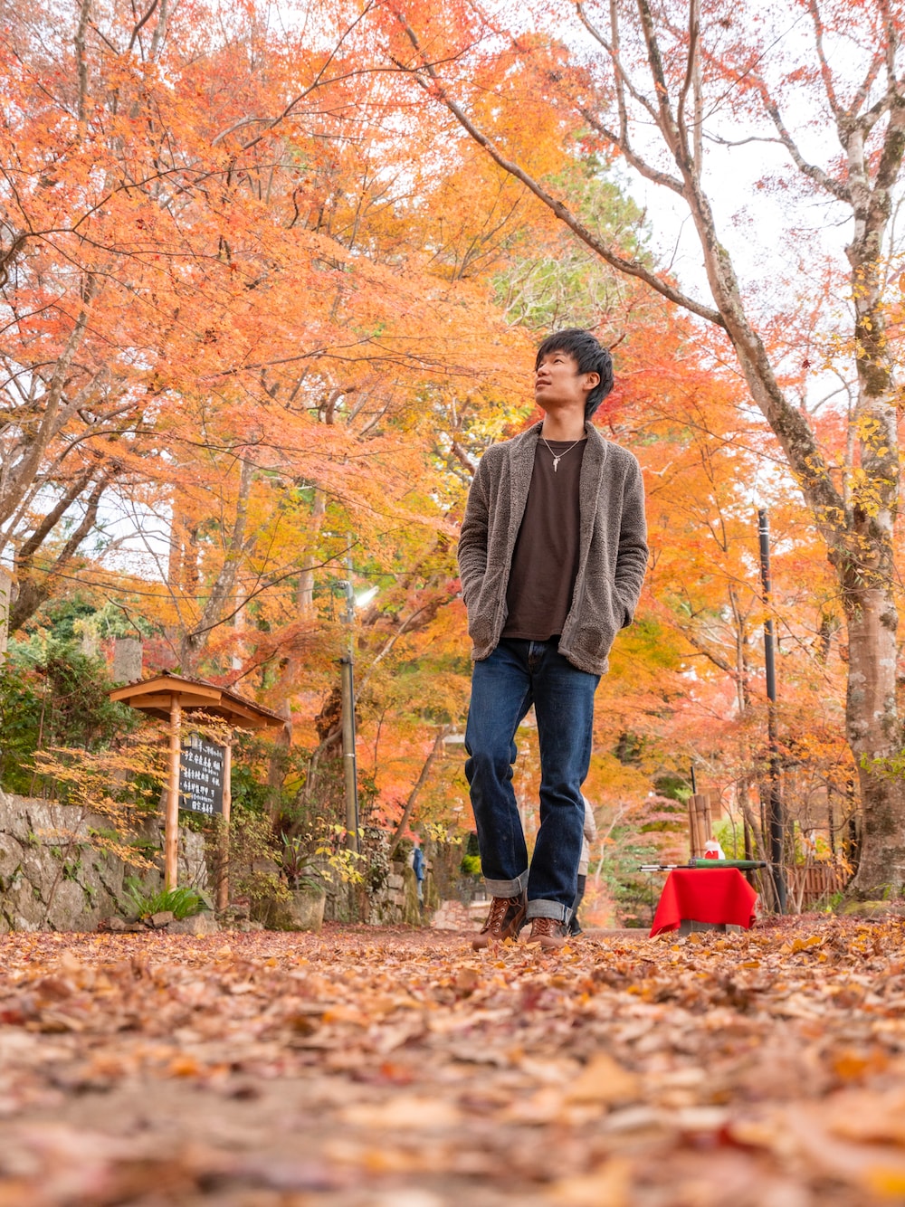 ブラウン系のTシャツ/カットソー、ブラウン系のジャケット/アウター、ブルー系のデニムパンツを着用したメンズの冬コーディネートの1枚目の写真