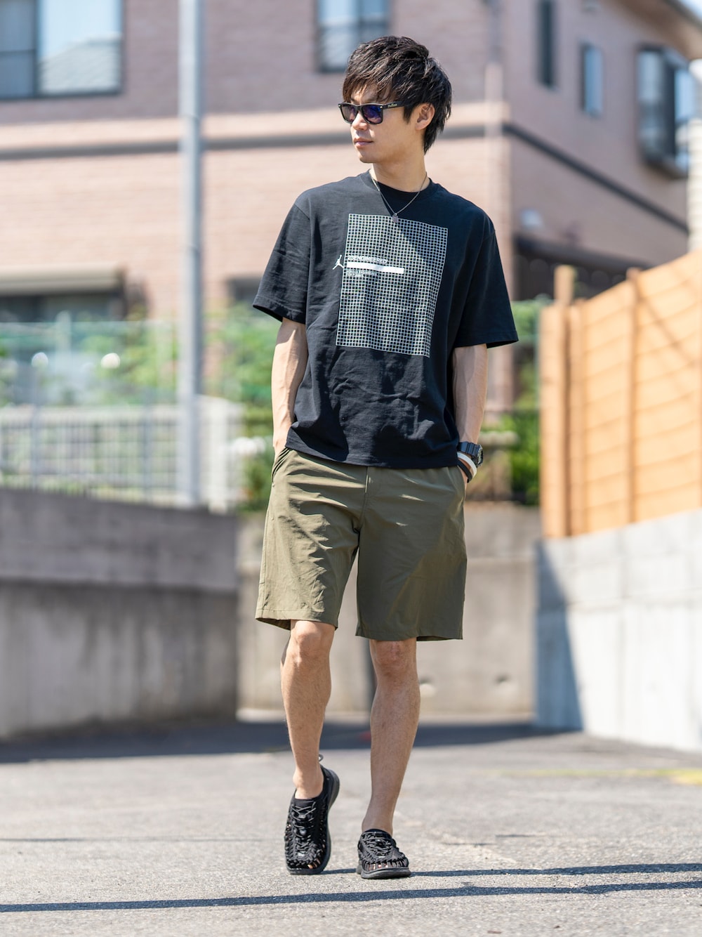 ブラック系のTシャツ/カットソー、グリーン系のその他パンツ、ブラック系のサンダルを着用したメンズの夏コーディネートの1枚目の写真