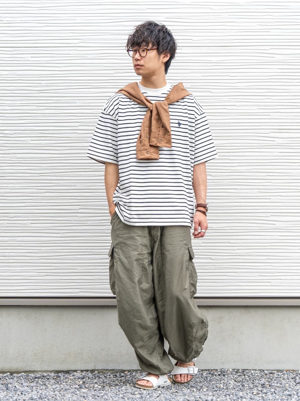 ホワイト系のTシャツ/カットソー、グリーン系のカーゴパンツ、ホワイト系のサンダルを着用したメンズの春コーディネートの1枚目の写真