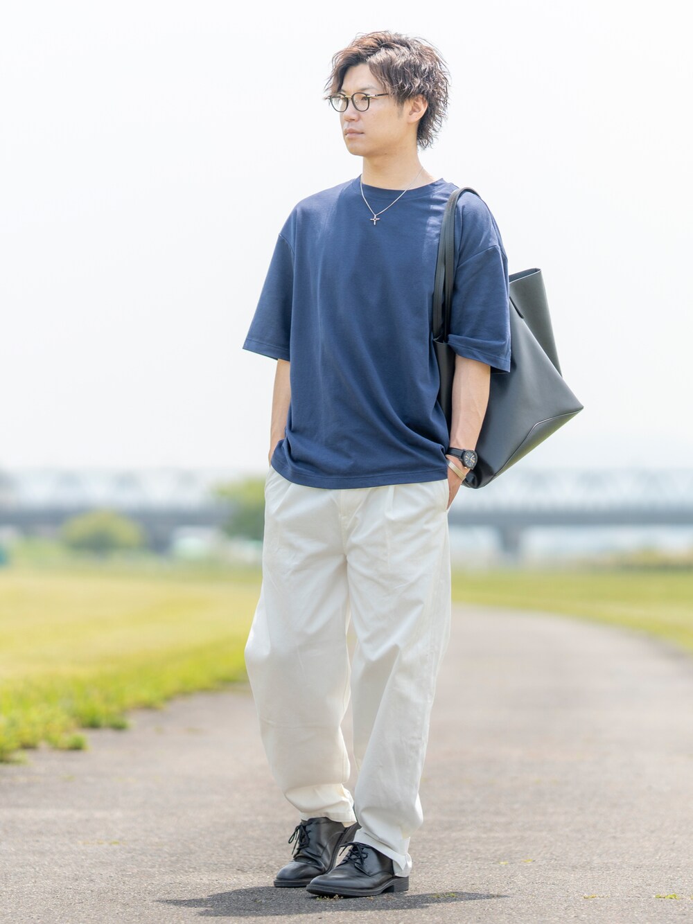 ブルー系のTシャツ/カットソー、ホワイト系のチノパンツ、ブラック系のトートバッグを着用したメンズの春コーディネートの1枚目の写真
