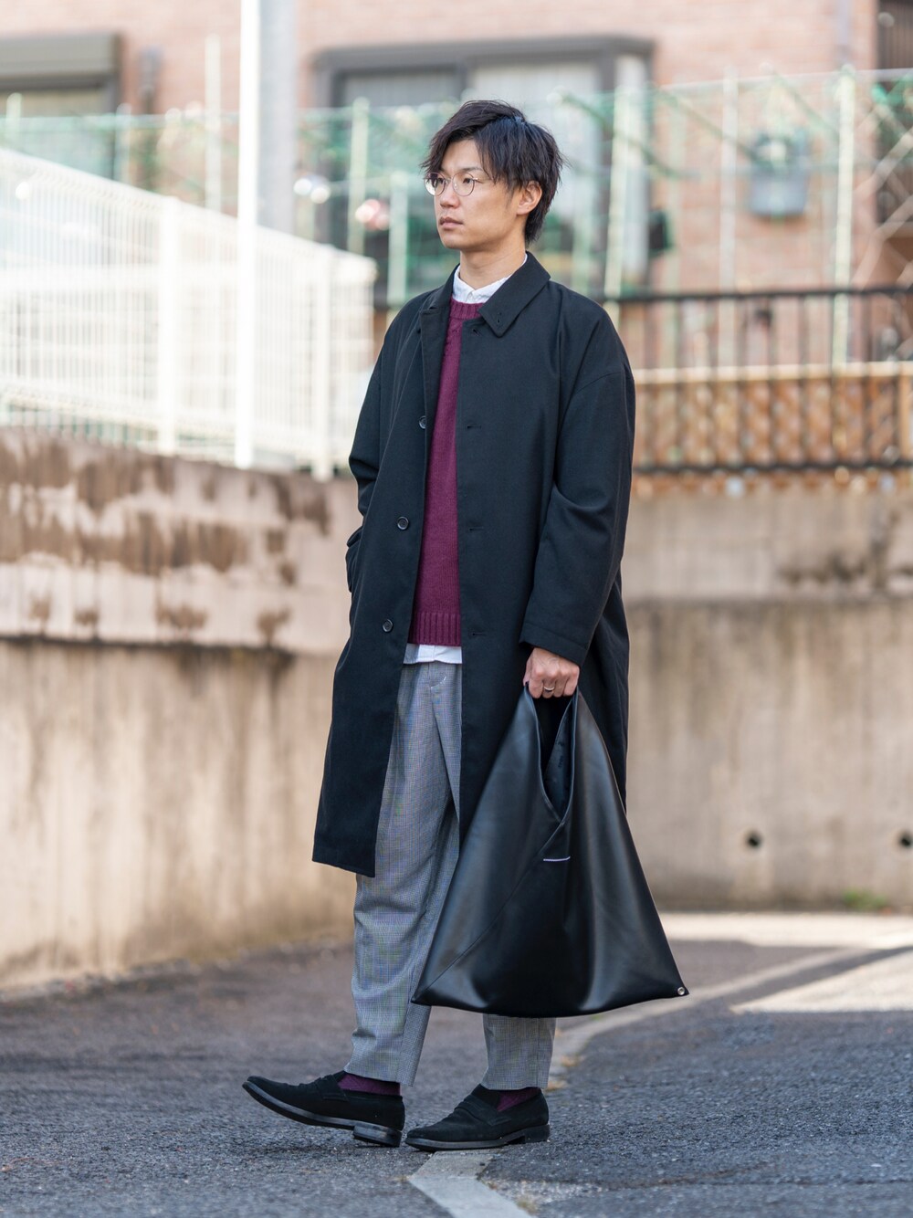「ファッションを楽しもう、お出かけコーデ、秋服コーデ、カジュアルコーデ、革靴、冬アウター、メガネ男子、黒、めがね、GU、きれいめカジュアル、大人カジュアル、ローファー、ニット、レイヤードスタイル」｜「info. BEAUTY&YOUTHの【WEB限定】＜info. BEAUTY&YOUTH＞ TRPU ツイル バルーン ステンカラーコート（ステンカラーコート、ブラック系）」を使った、Ryu--taさん（メンズ・183cm）の秋コーディネートの1枚目の写真