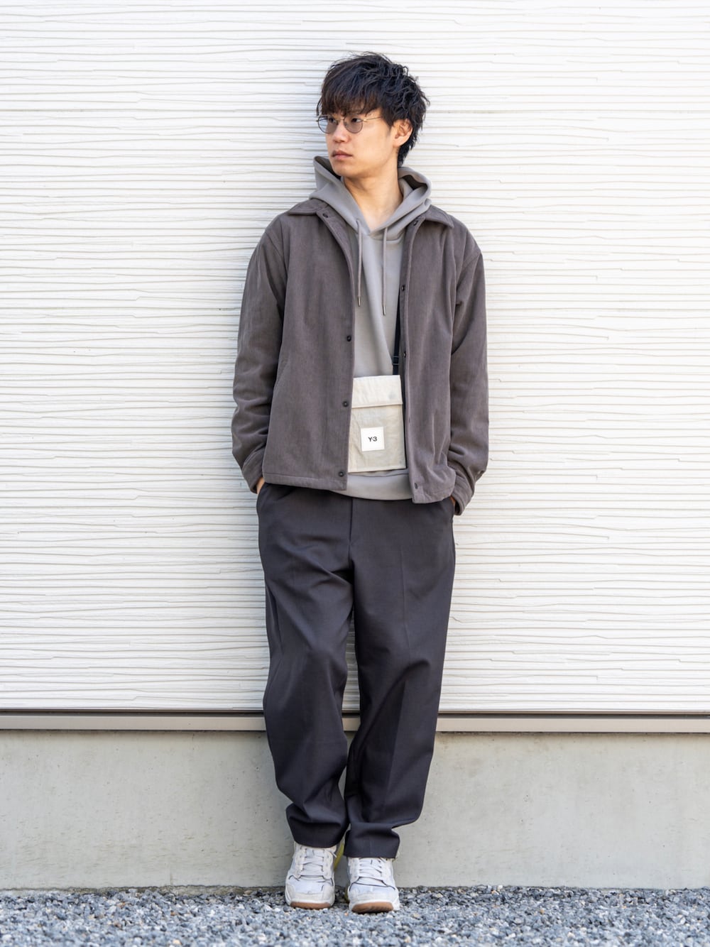 ブラウン系のブルゾン、グレー系のパーカー、グレー系のその他パンツを着用したメンズの春コーディネートの1枚目の写真