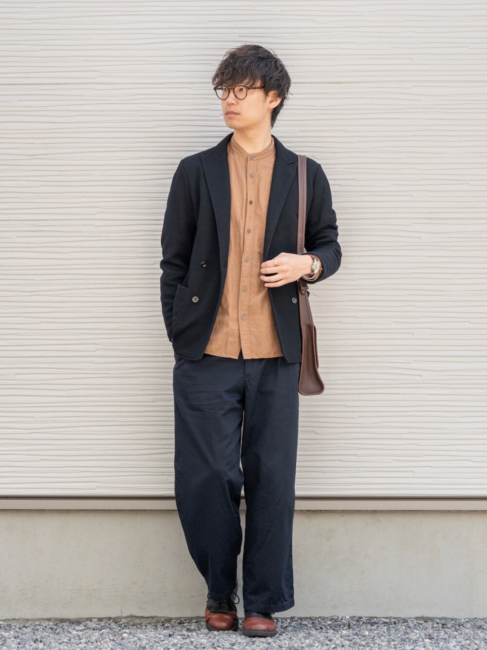 ブラック系のテーラードジャケット、ブラウン系のシャツ/ブラウス、ブルー系のパンツを着用したメンズの春コーディネートの1枚目の写真
