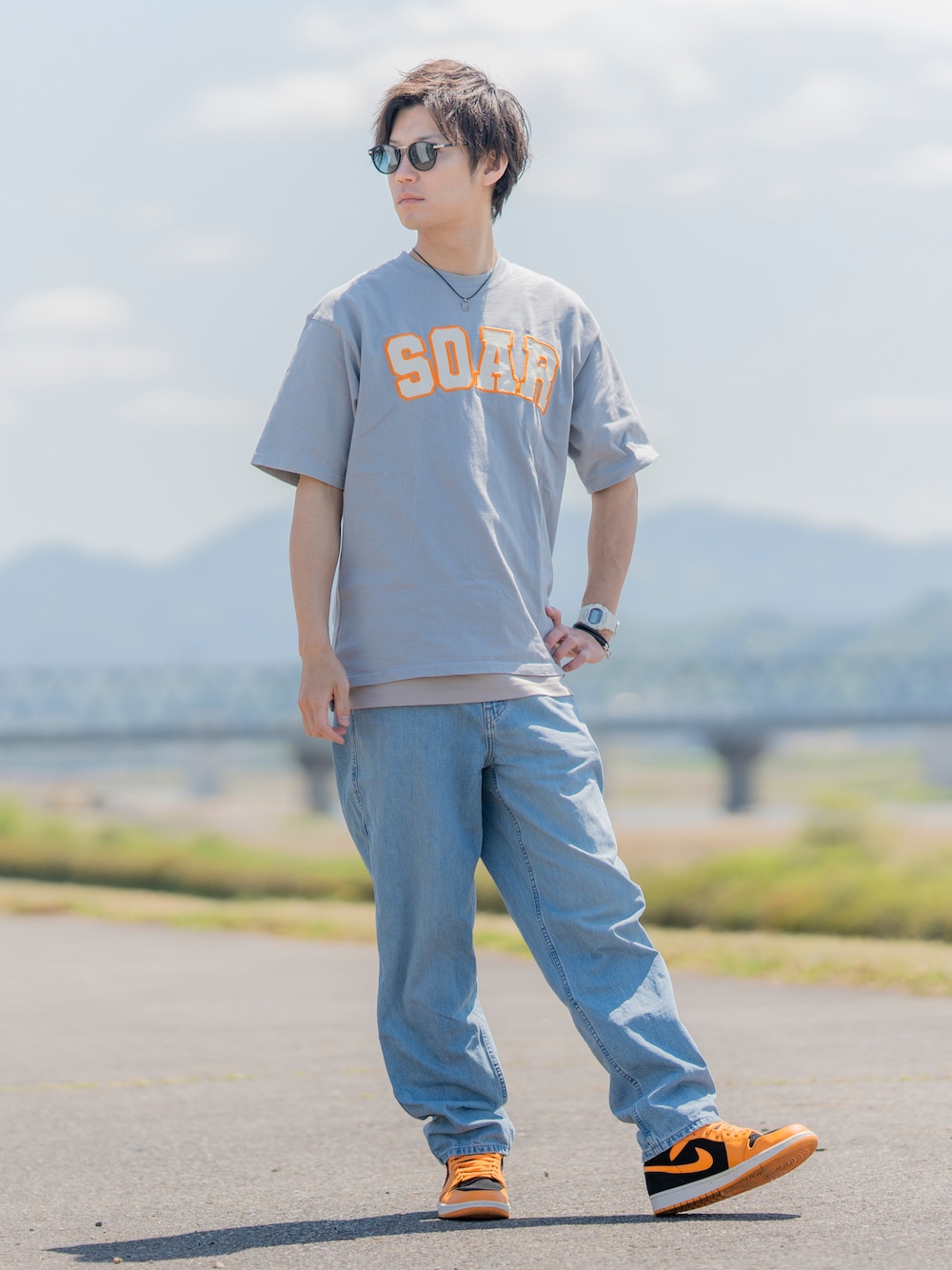 ブルー系のTシャツ/カットソー、グレー系のタンクトップ、ブルー系のデニムパンツを着用したメンズの春コーディネートの1枚目の写真