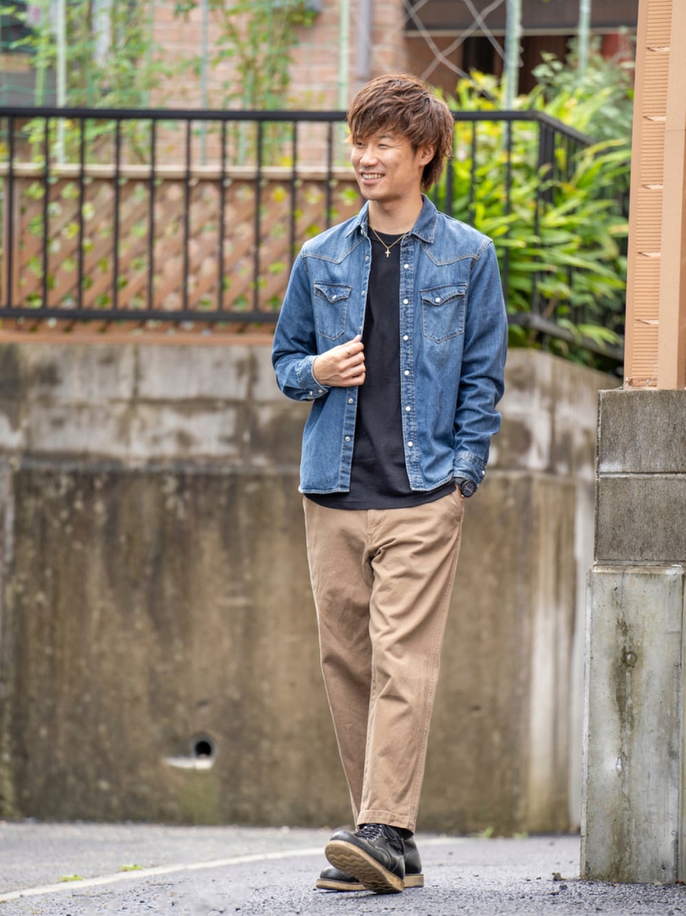 ブルー系のシャツ/ブラウス、ブラック系のTシャツ/カットソー、ブラウン系のその他パンツを着用したメンズの秋コーディネートの1枚目の写真