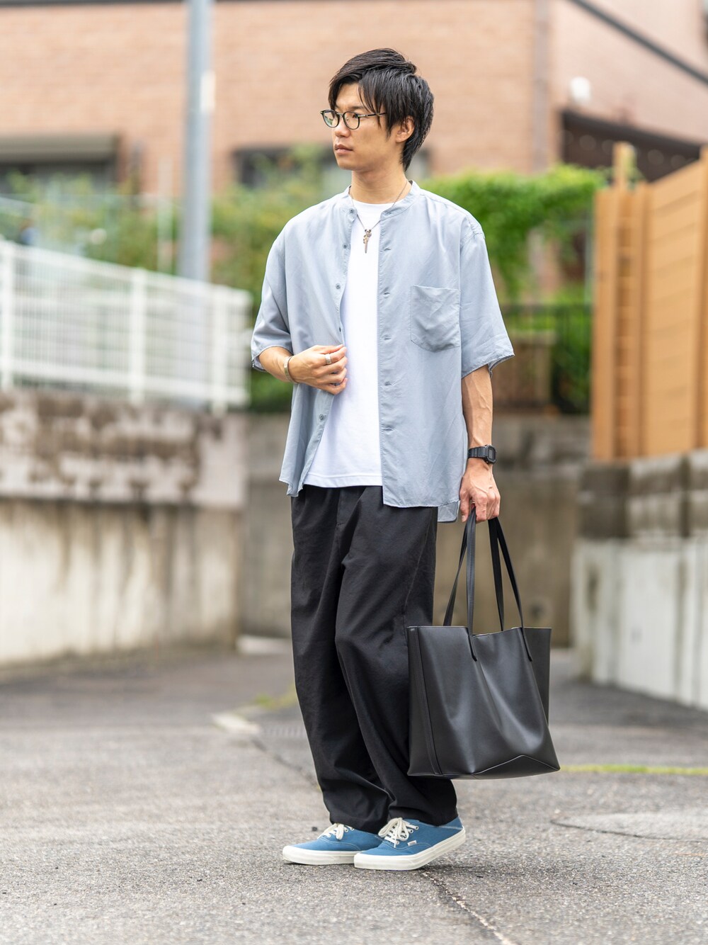 「メガネ男子、シンプルコーデ、カジュアル、キレイめ、オーバーサイズ、きれいめカジュアル、ブルー、オトナカジュアル、トートバッグ、バンドカラーシャツ、シルバーアクセサリー、シャツコーデ、めがね、シンプルスタイル、白Tシャツ」｜「BEAUTY&YOUTH UNITED ARROWSのハイブリッド ワシ バンドカラー フォルム シャツ（シャツ/ブラウス、グレー系）」を使った、Ryu--taさん（メンズ・183cm）の夏コーディネートの1枚目の写真