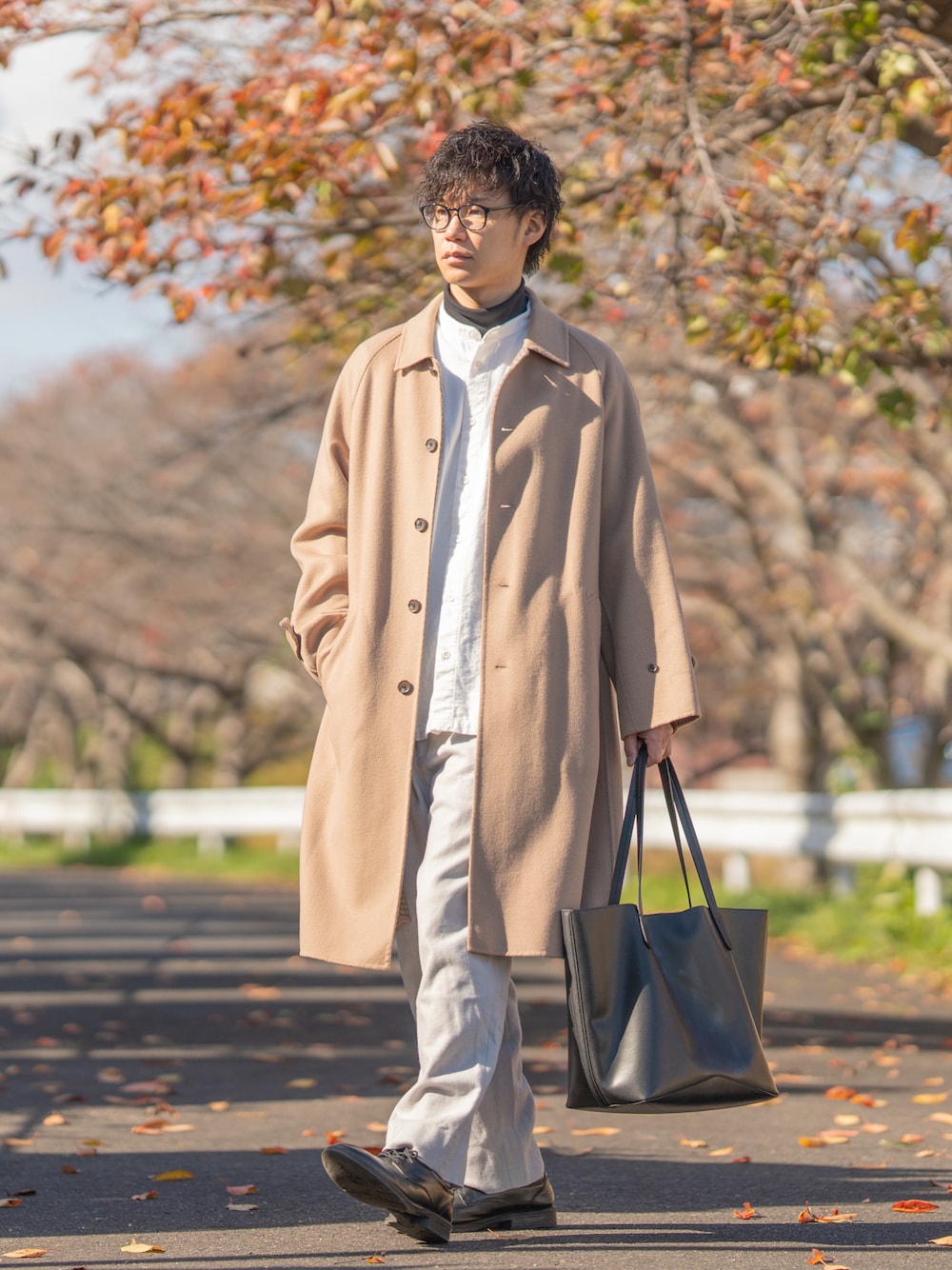 「タートルネック、淡色コーデ、クリスマスに着たい服、マイベストコーデ2023、冬アウター、カジュアルコーデ、メンズファッション、大人コーデ、秋冬コーデ、休日スタイル、大人カジュアル、シャツスタイル、オーバーサイズ、メガネ男子、UNIQLO」｜「green label relaxingの＜green label relaxing＞ S140 Wビーバー リバー ステンカラーコート（ステンカラーコート、ベージュ系）」を使った、Ryu--taさん（メンズ・183cm）の冬コーディネートの1枚目の写真