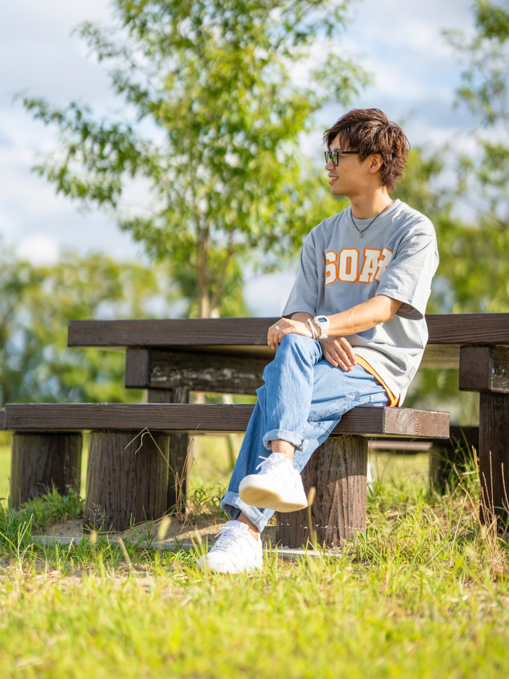 ブルー系のTシャツ/カットソー、オレンジ系のTシャツ/カットソー、ブルー系のその他パンツを着用したメンズの夏コーディネートの1枚目の写真