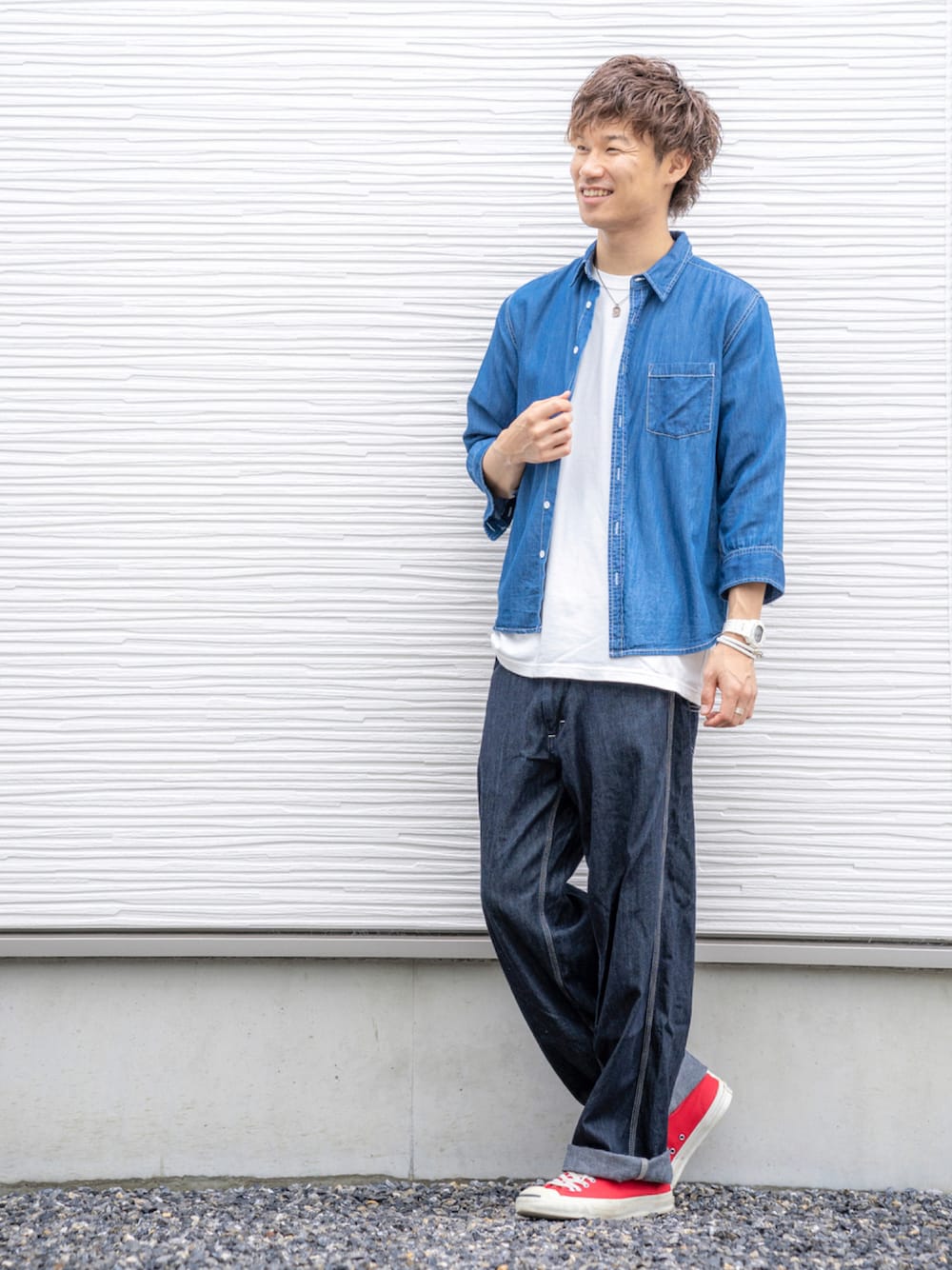 ブルー系のシャツ/ブラウス、ホワイト系のTシャツ/カットソー、ブルー系のデニムパンツを着用したメンズの秋コーディネートの1枚目の写真