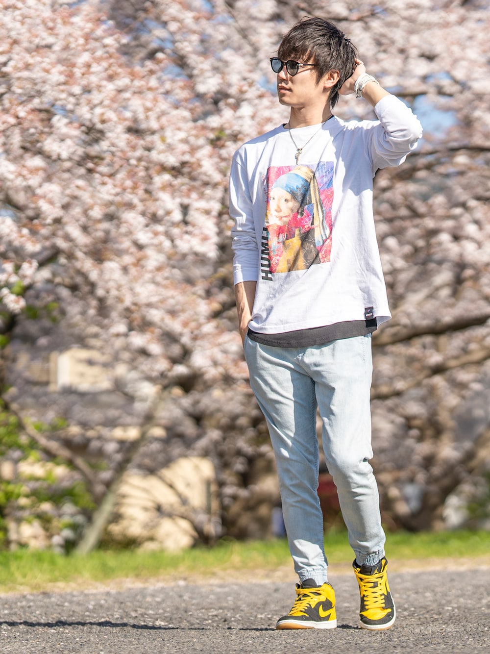 ホワイト系のTシャツ/カットソー、ブラック系のTシャツ/カットソー、ブルー系のその他パンツを着用したメンズの春コーディネートの1枚目の写真