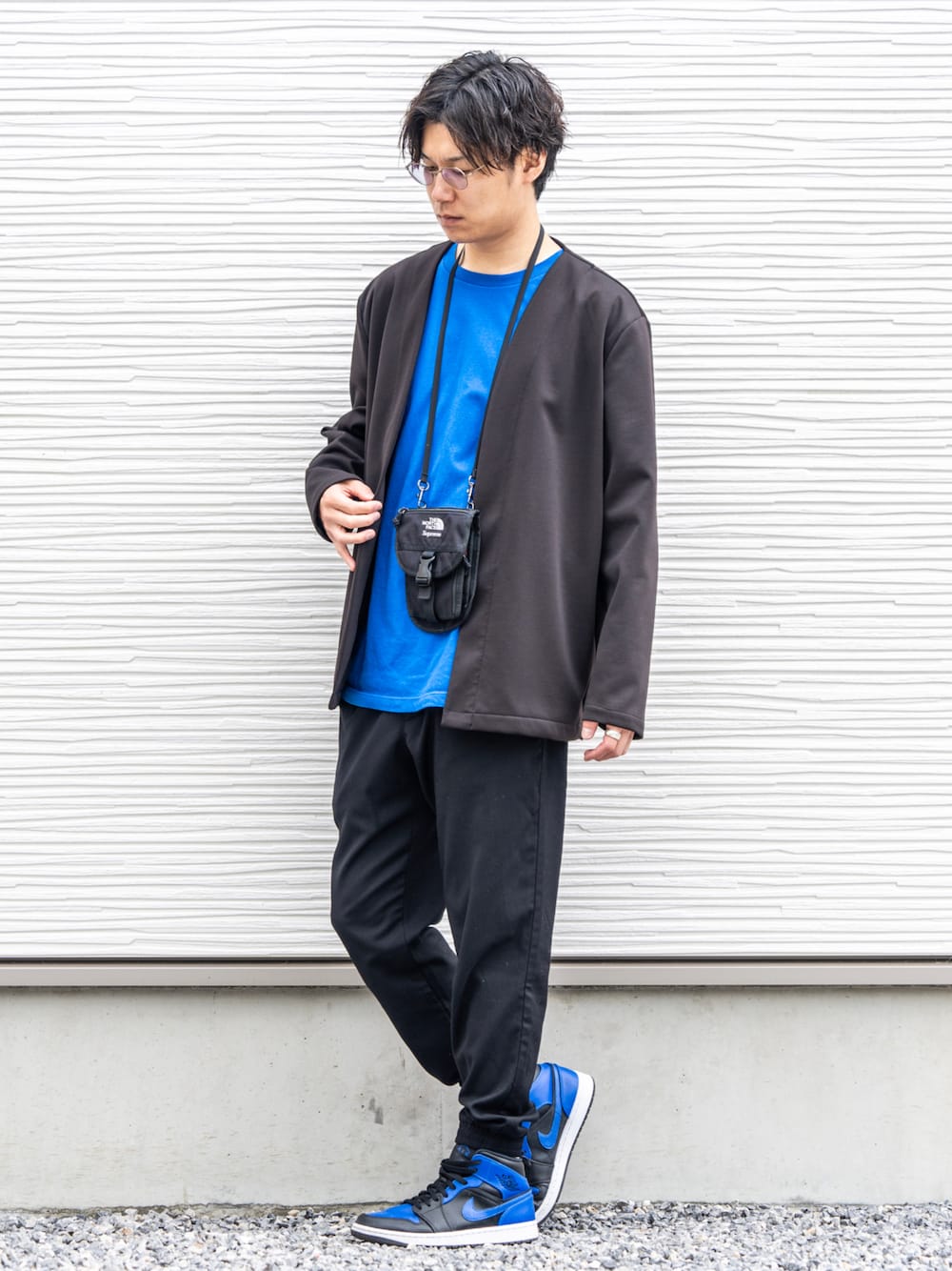 ブラック系のカーディガン/ボレロ、ブルー系のTシャツ/カットソー、ブラック系のショルダーバッグを着用したメンズの春コーディネートの1枚目の写真