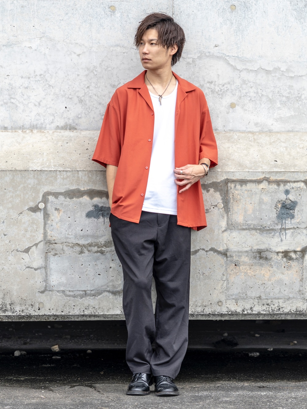 レッド系のシャツ/ブラウス、グレー系のタンクトップ、ブラック系のその他パンツを着用したメンズの秋コーディネートの1枚目の写真