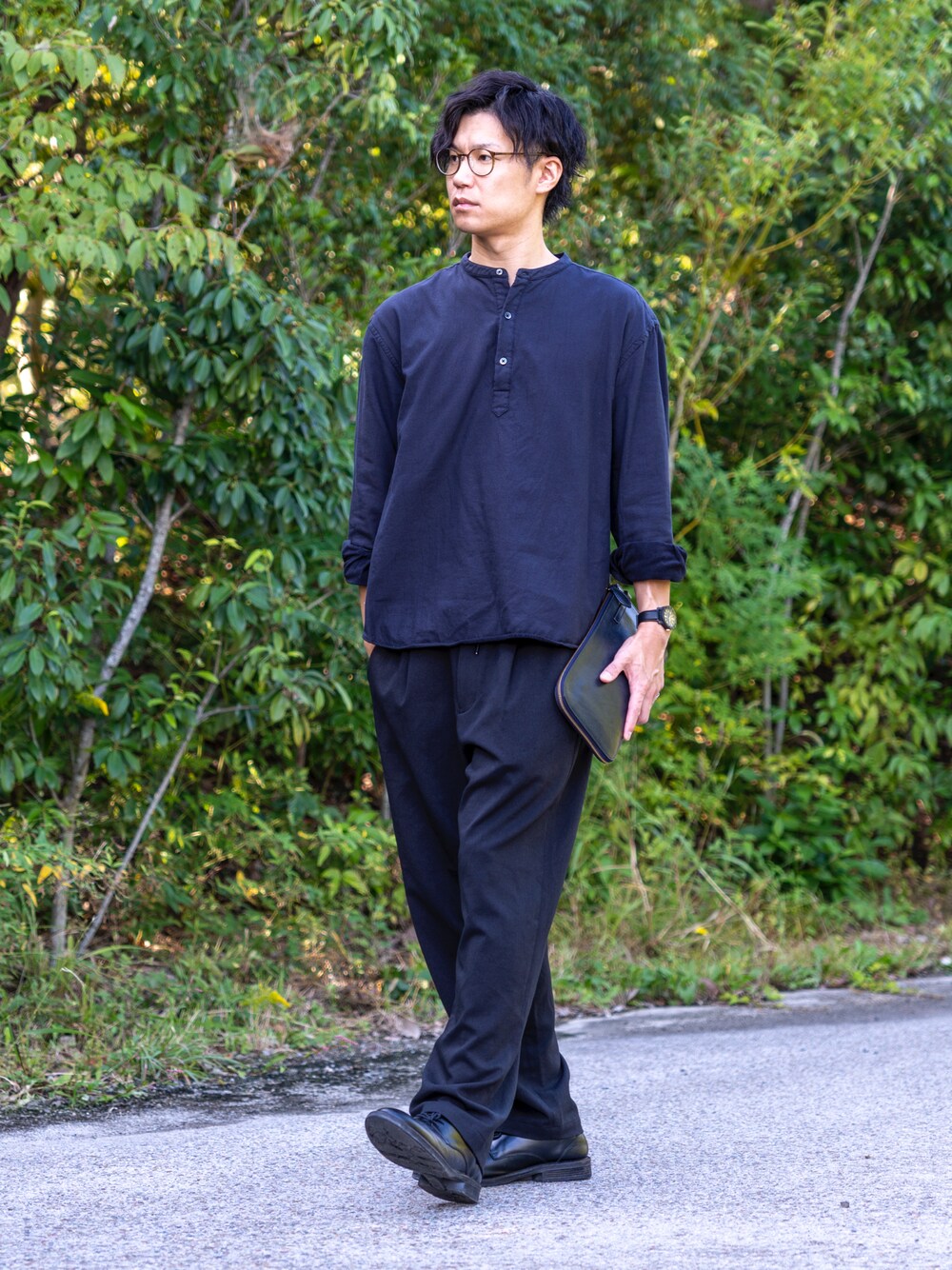 ブラック系のシャツ/ブラウス、ブルー系のクラッチバッグ、ブラック系のその他パンツを着用したメンズの秋コーディネートの1枚目の写真