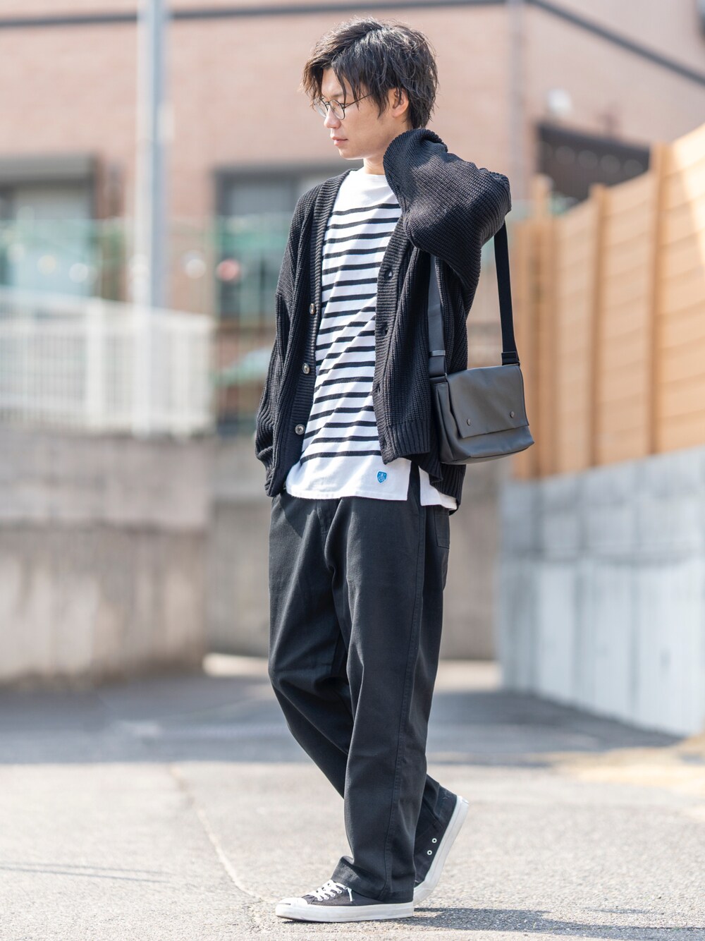 ブラック系のカーディガン/ボレロ、ホワイト系のTシャツ/カットソー、ブラック系のチノパンツを着用したメンズの春コーディネートの1枚目の写真