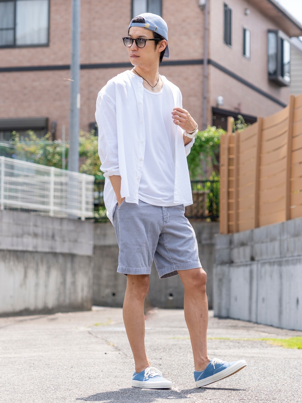 ホワイト系のシャツ/ブラウス、グレー系のタンクトップ、ブルー系のその他パンツを着用したメンズの夏コーディネートの1枚目の写真