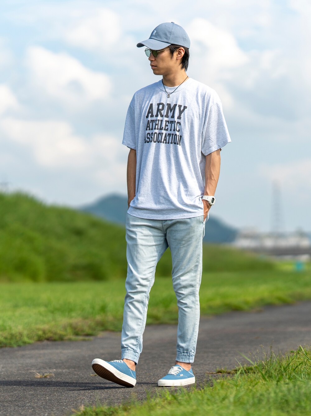 その他のTシャツ/カットソー、ブルー系のその他パンツ、ブルー系のスニーカーを着用したメンズの秋コーディネートの1枚目の写真