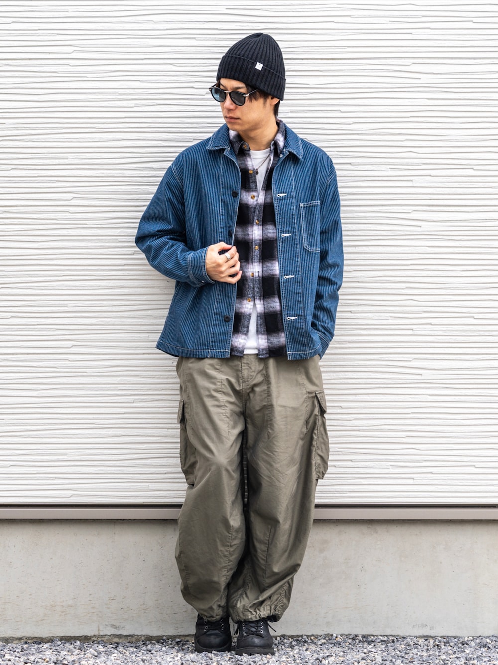 「ワイドパンツ、デニム、デニムジャケット、ニードルス、NEEDLES、ヒザデルパンツ、カバーオール、チェックシャツ、ニット帽、レイヤードスタイル、サングラス、ブーツ、カーゴパンツ、ネルシャツ、冬コーデ」｜「Ron Hermanのアイテム（ニットキャップ/ビーニー、ブラック系）」を使った、Ryu--taさん（メンズ・183cm）の冬コーディネートの1枚目の写真
