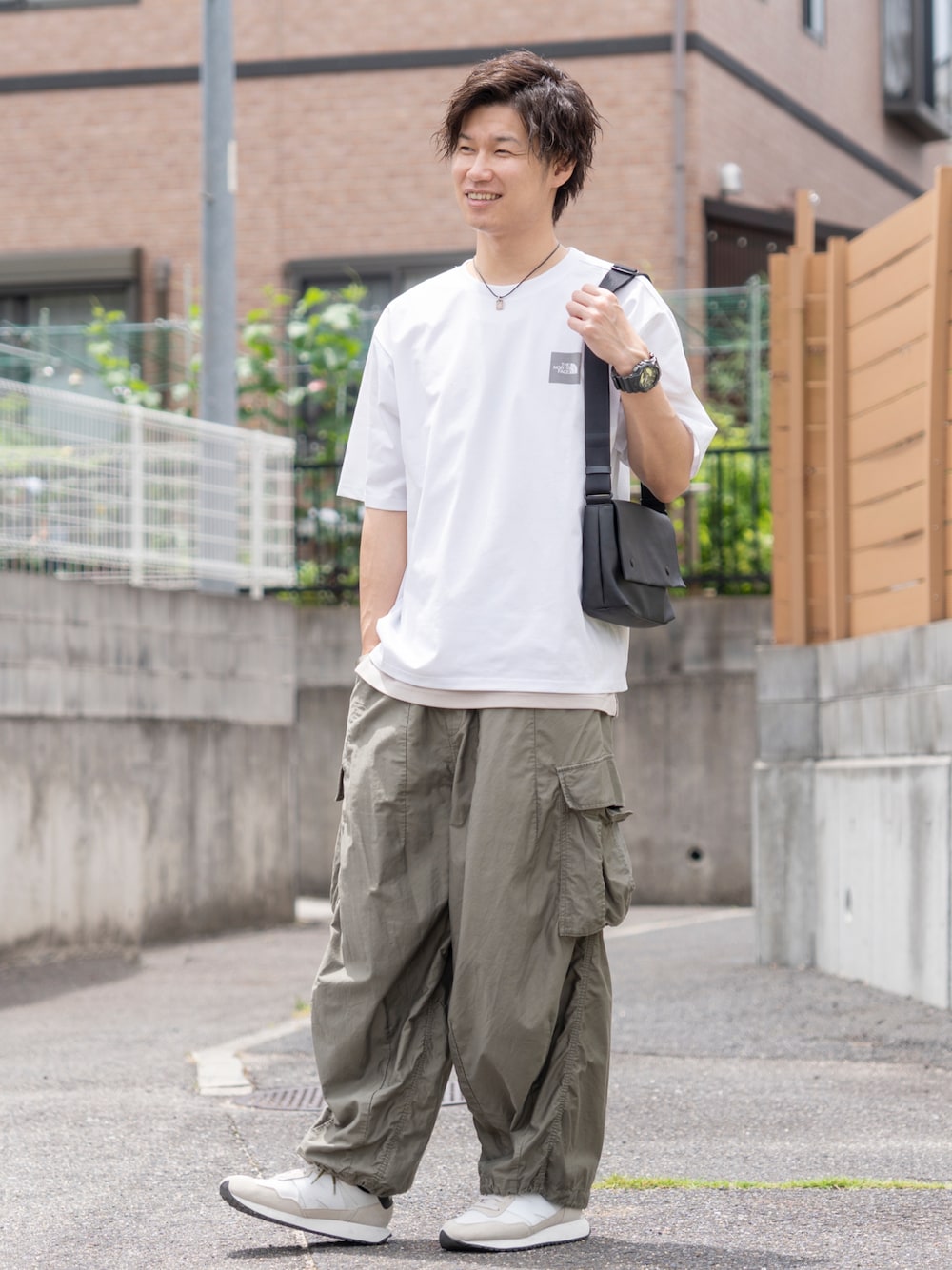ホワイト系のTシャツ/カットソー、グレー系のタンクトップ、グリーン系のカーゴパンツを着用したメンズの夏コーディネートの1枚目の写真